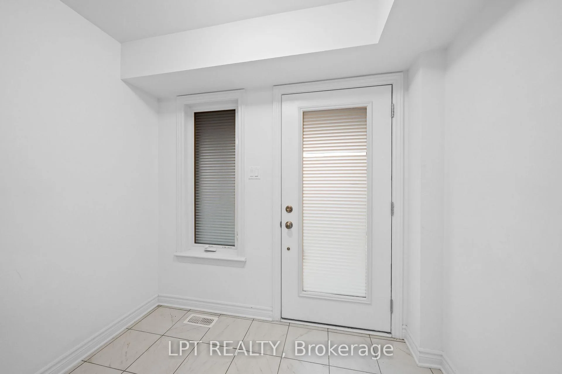 Photo 4 of 42 Verglas Lane, Ottawa, Mer Bleue/Bradley Estates/Anderson Park — HOMEH