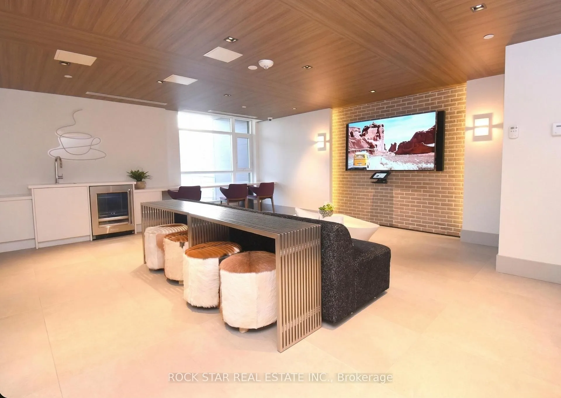 Photo 3 of Unit 417, 600 North Service Road, Hamilton, Stoney Creek — HOMEH