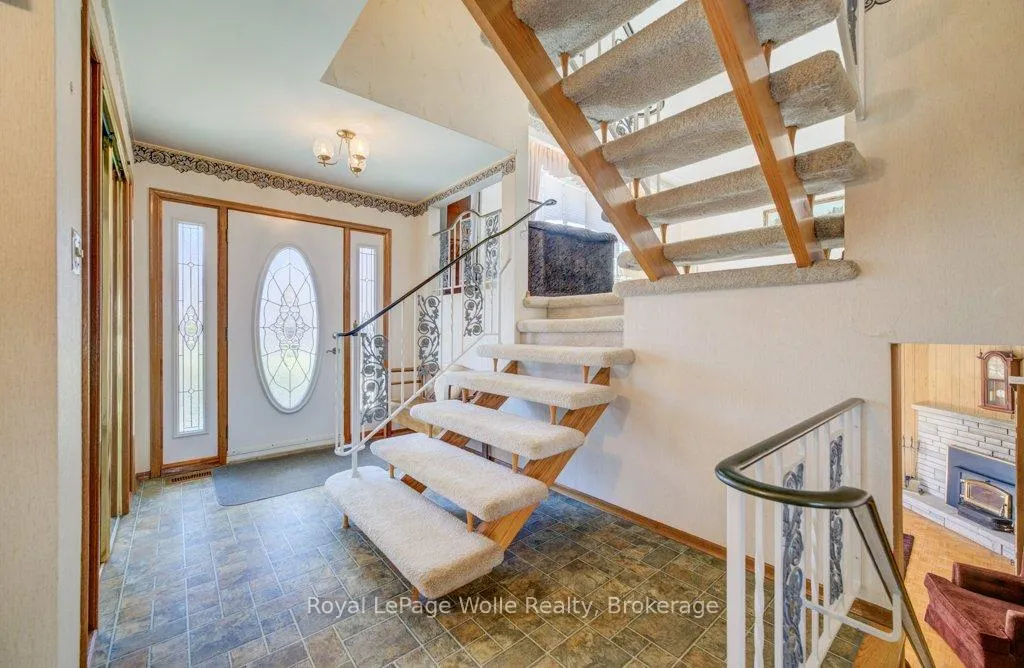 Photo 5 of 564 Glen Manor Boulevard, Waterloo, Lakeshore Village — HOMEH