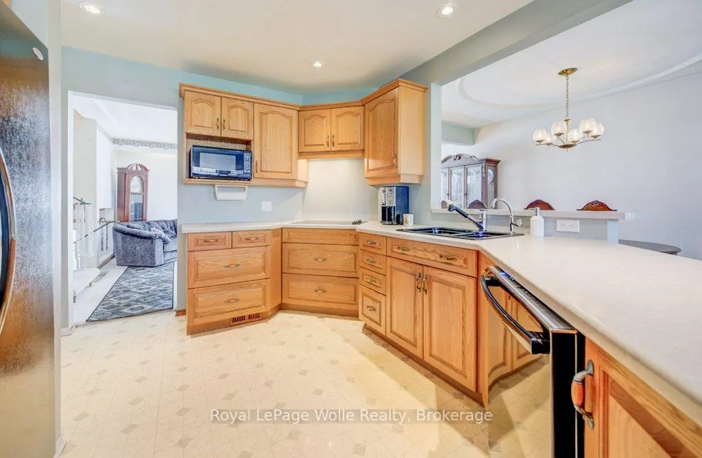 Photo 16 of 564 Glen Manor Boulevard, Waterloo, Lakeshore Village — HOMEH