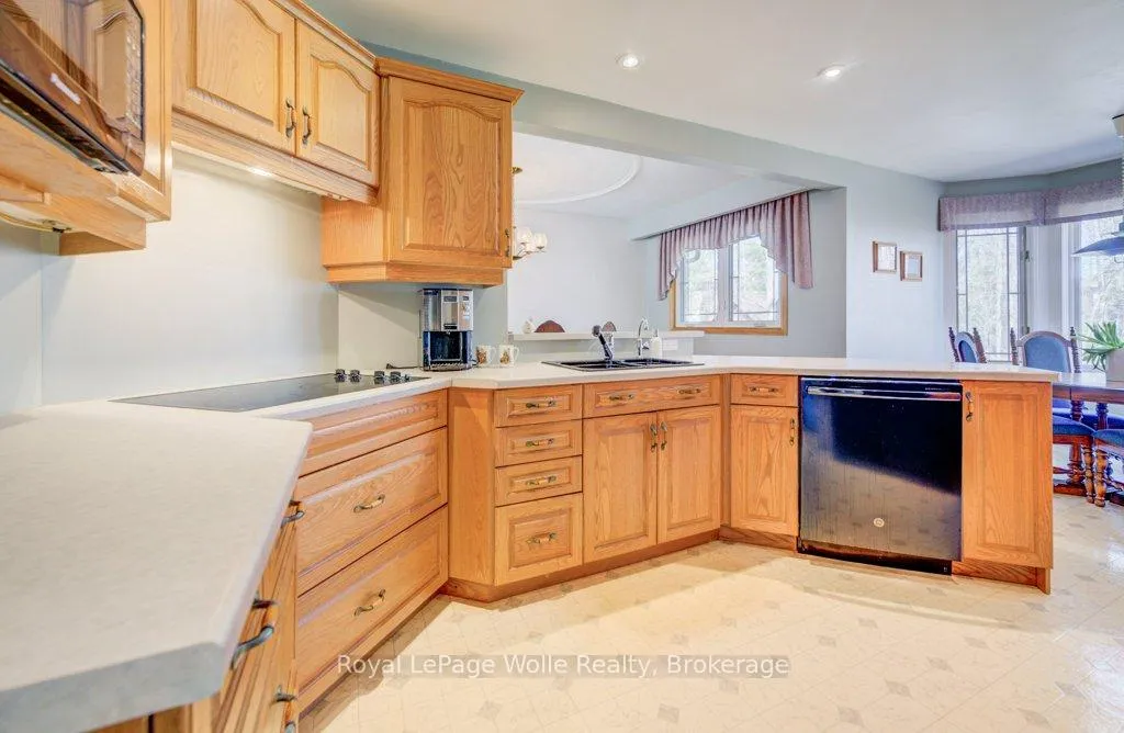 Photo 17 of 564 Glen Manor Boulevard, Waterloo, Lakeshore Village — HOMEH