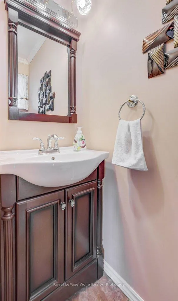 Photo 32 of 564 Glen Manor Boulevard, Waterloo, Lakeshore Village — HOMEH