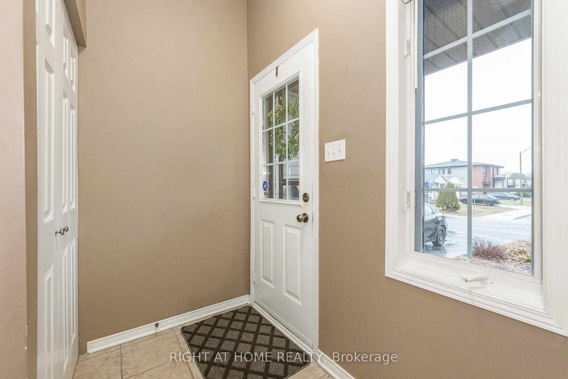Photo 4 of 2034 P Avenue, Ottawa, Eastway Gardens/Industrial Park — HOMEH