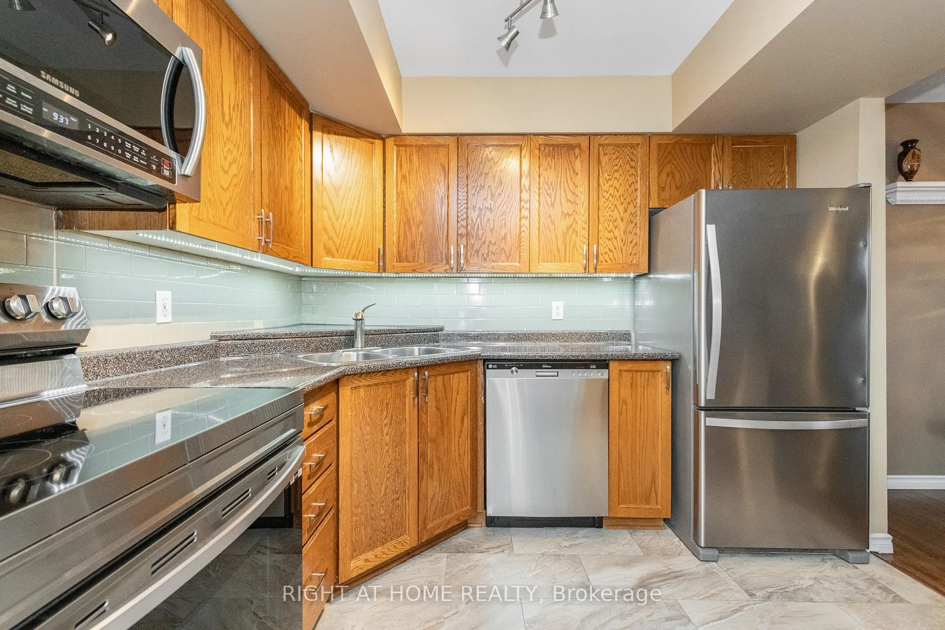 Photo 7 of 2034 P Avenue, Ottawa, Eastway Gardens/Industrial Park — HOMEH