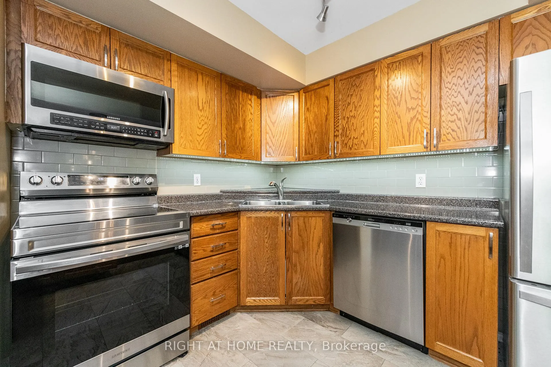 Photo 8 of 2034 P Avenue, Ottawa, Eastway Gardens/Industrial Park — HOMEH
