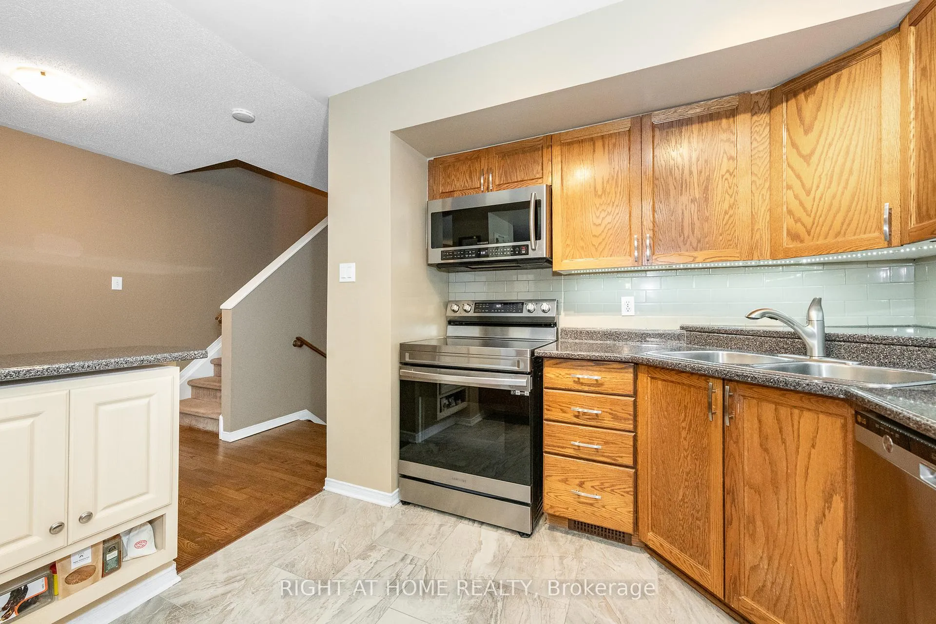 Photo 9 of 2034 P Avenue, Ottawa, Eastway Gardens/Industrial Park — HOMEH