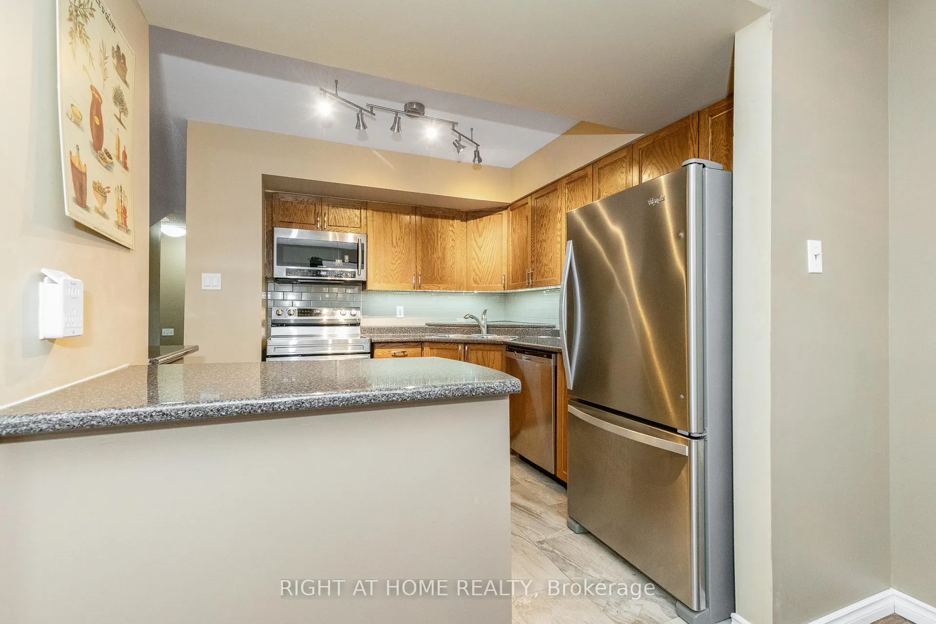 Photo 11 of 2034 P Avenue, Ottawa, Eastway Gardens/Industrial Park — HOMEH