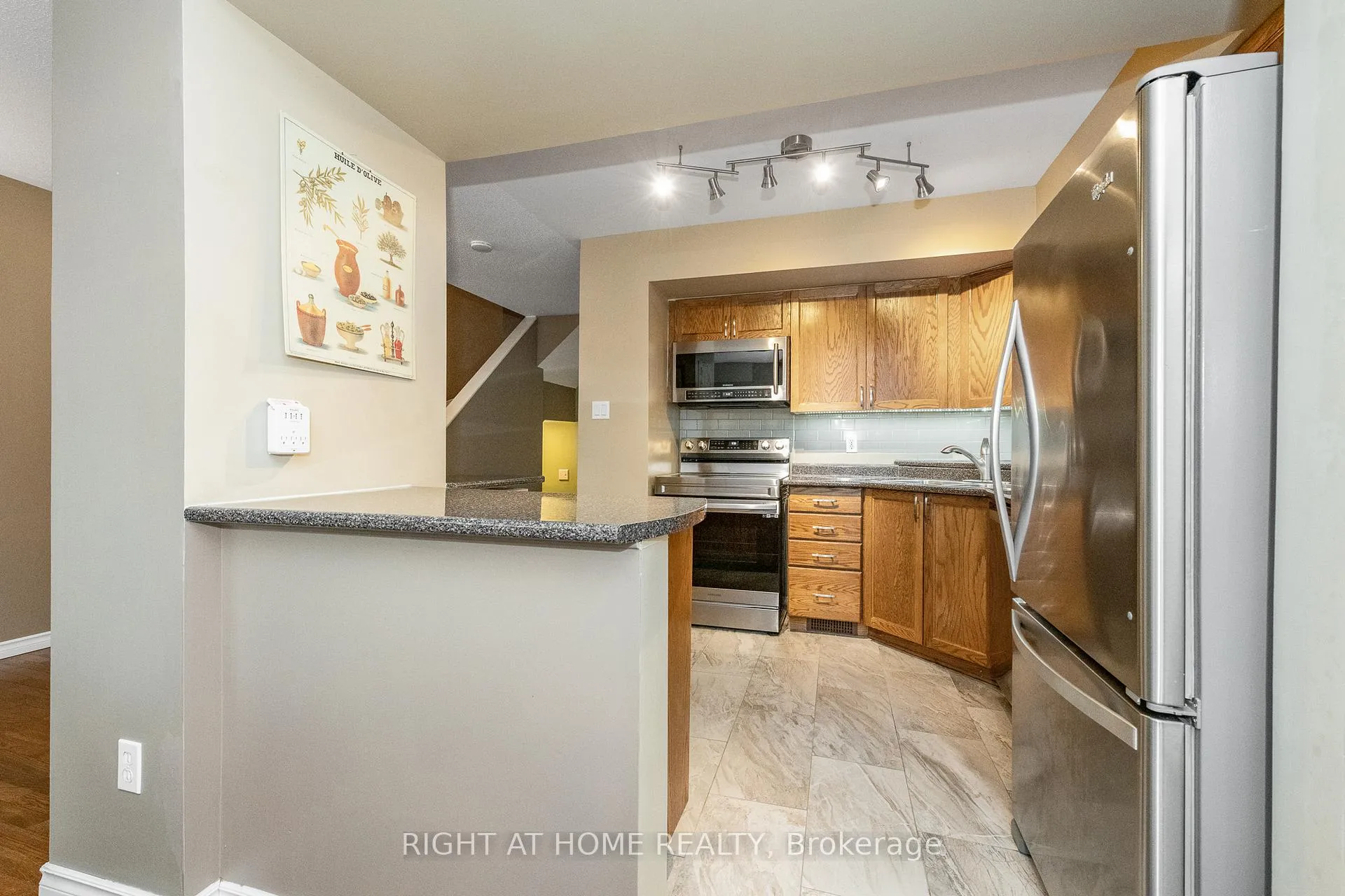 Photo 12 of 2034 P Avenue, Ottawa, Eastway Gardens/Industrial Park — HOMEH