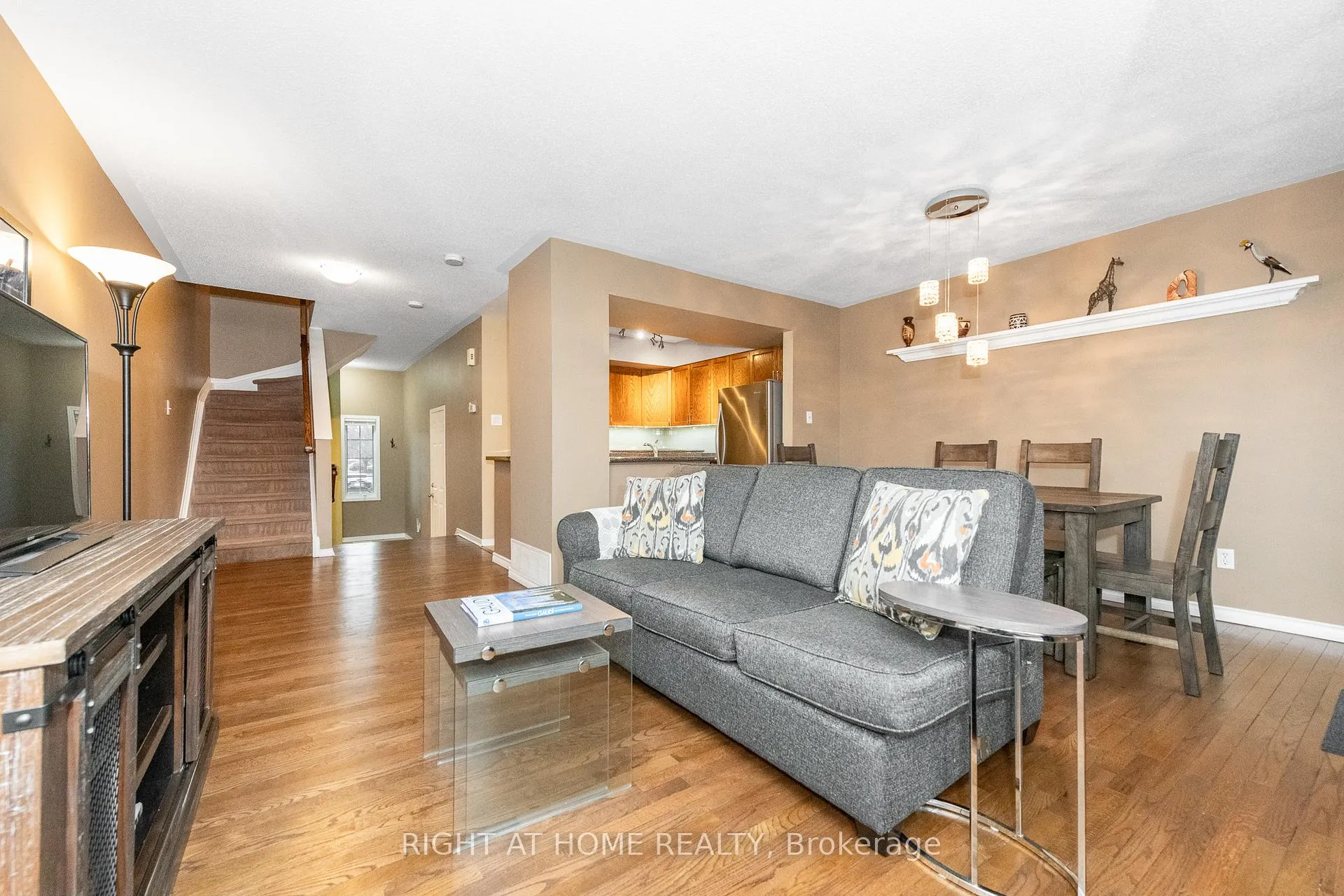Photo 17 of 2034 P Avenue, Ottawa, Eastway Gardens/Industrial Park — HOMEH