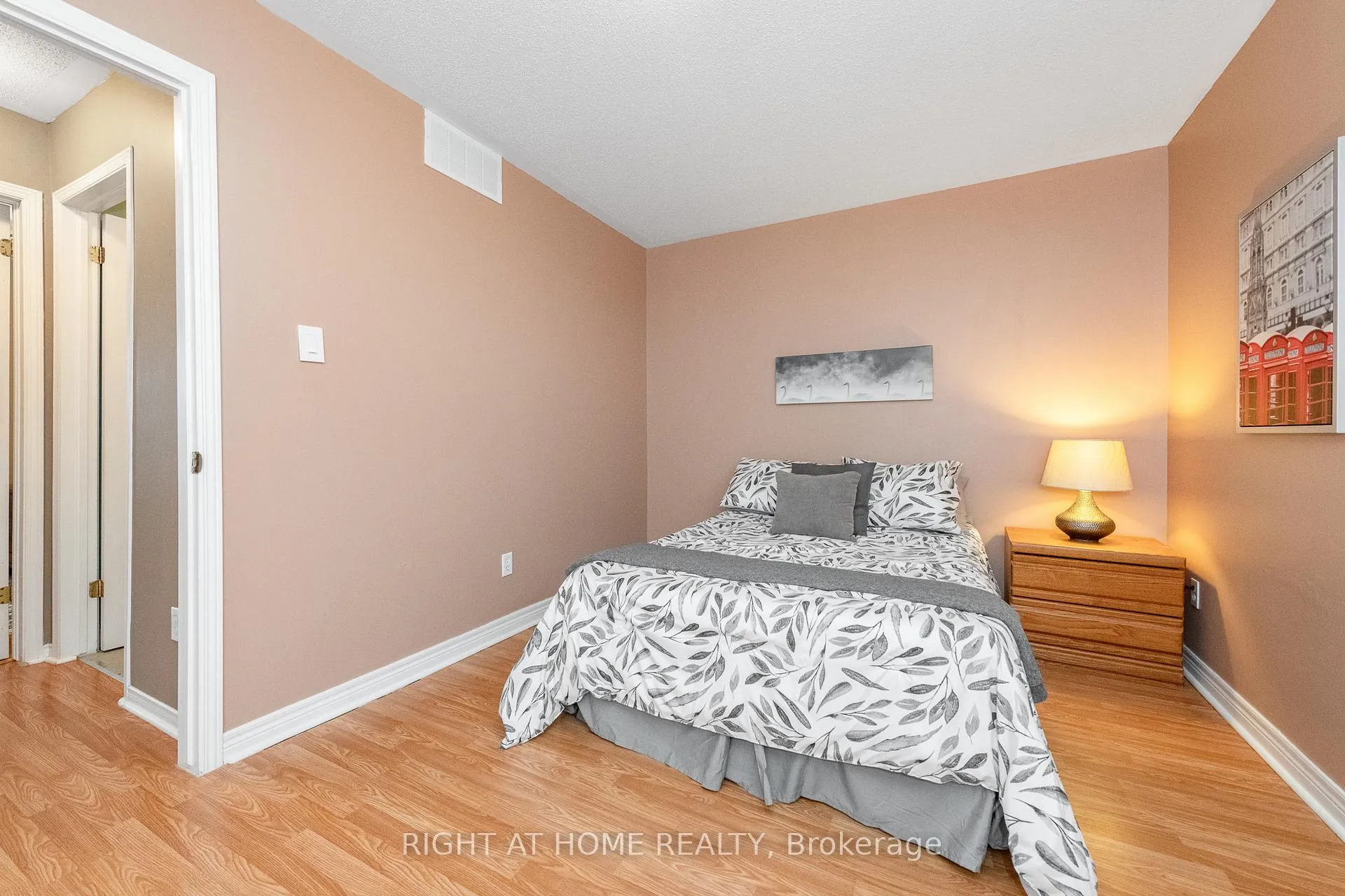 Photo 20 of 2034 P Avenue, Ottawa, Eastway Gardens/Industrial Park — HOMEH