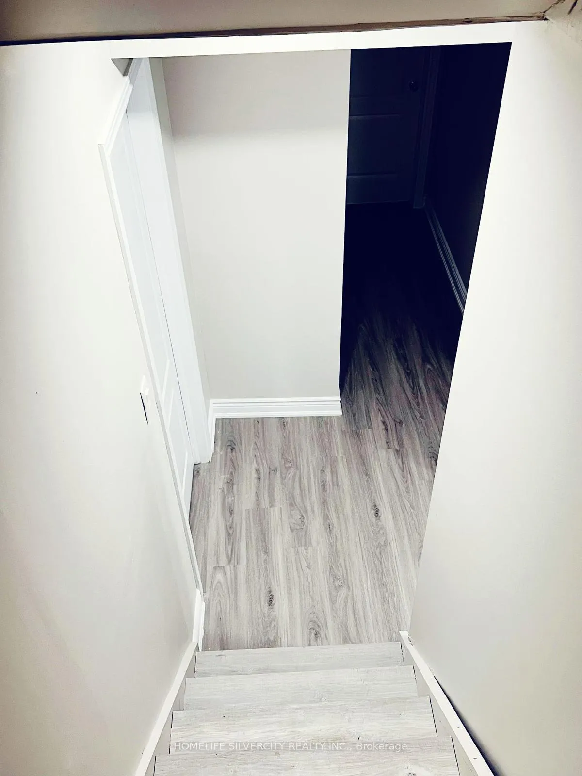 Photo 2 of 21 Ashford Court, Brampton, Brampton North — HOMEH