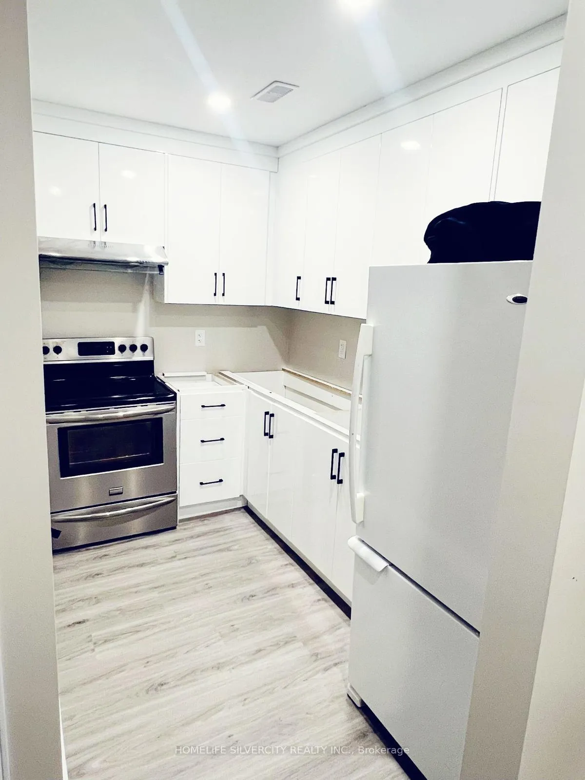 Photo 3 of 21 Ashford Court, Brampton, Brampton North — HOMEH