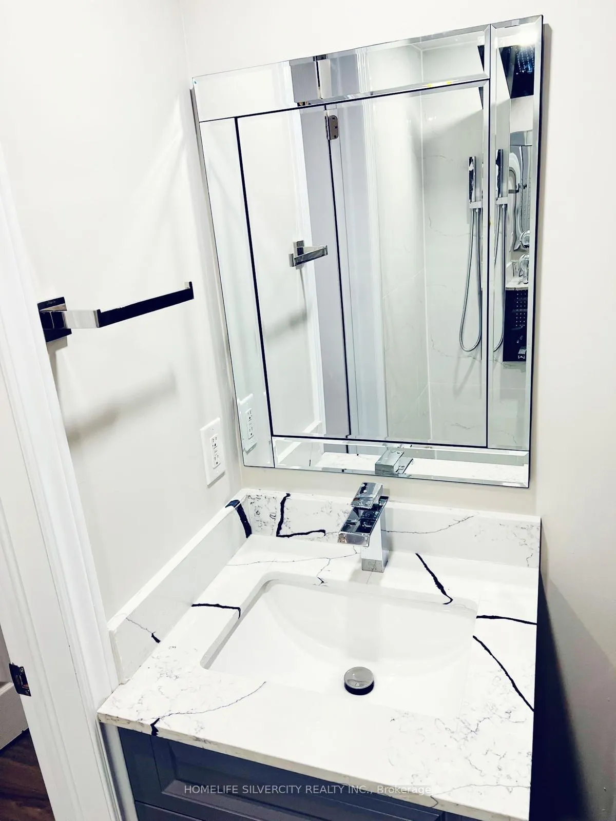 Photo 5 of 21 Ashford Court, Brampton, Brampton North — HOMEH