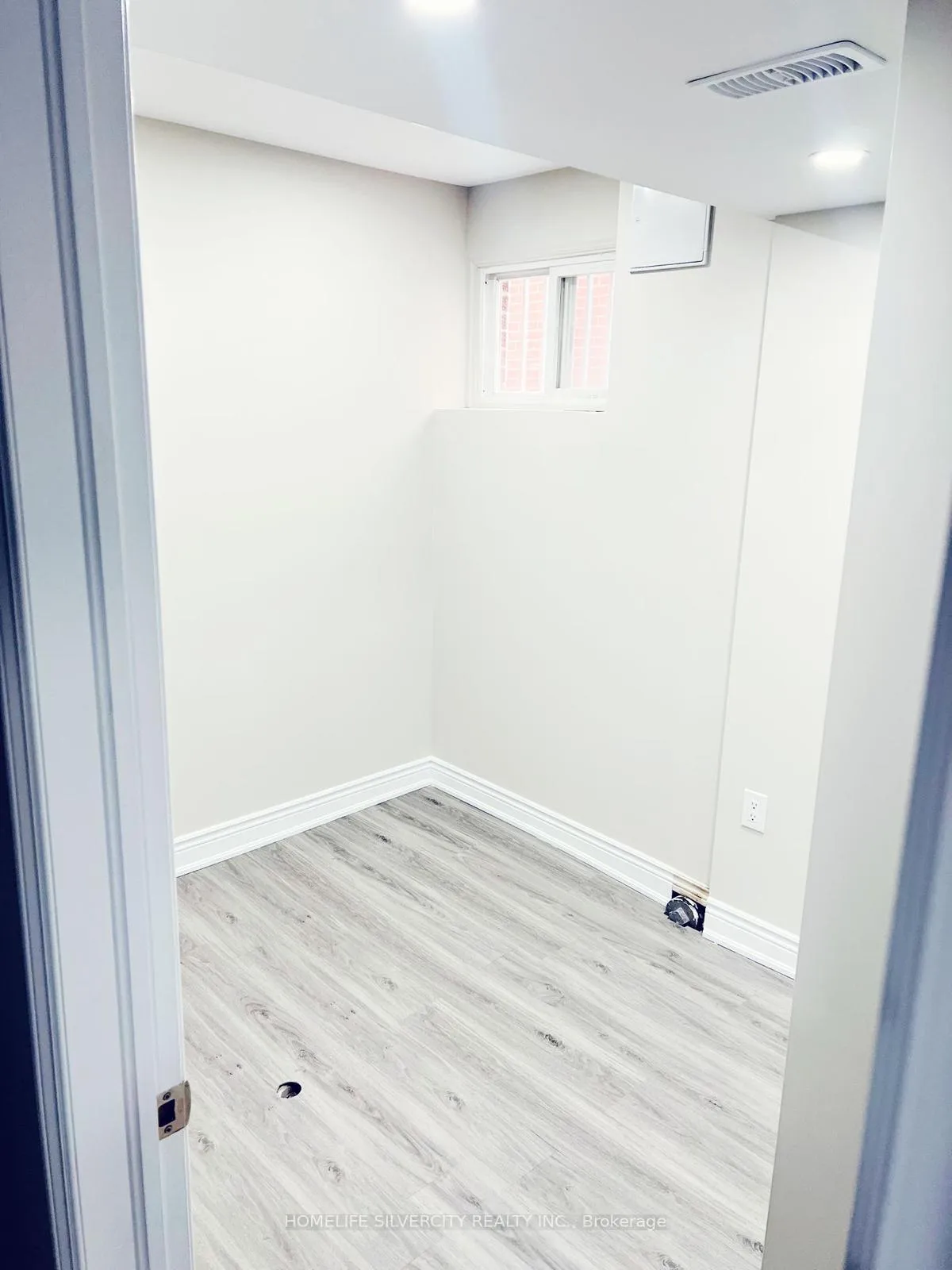 Photo 10 of 21 Ashford Court, Brampton, Brampton North — HOMEH