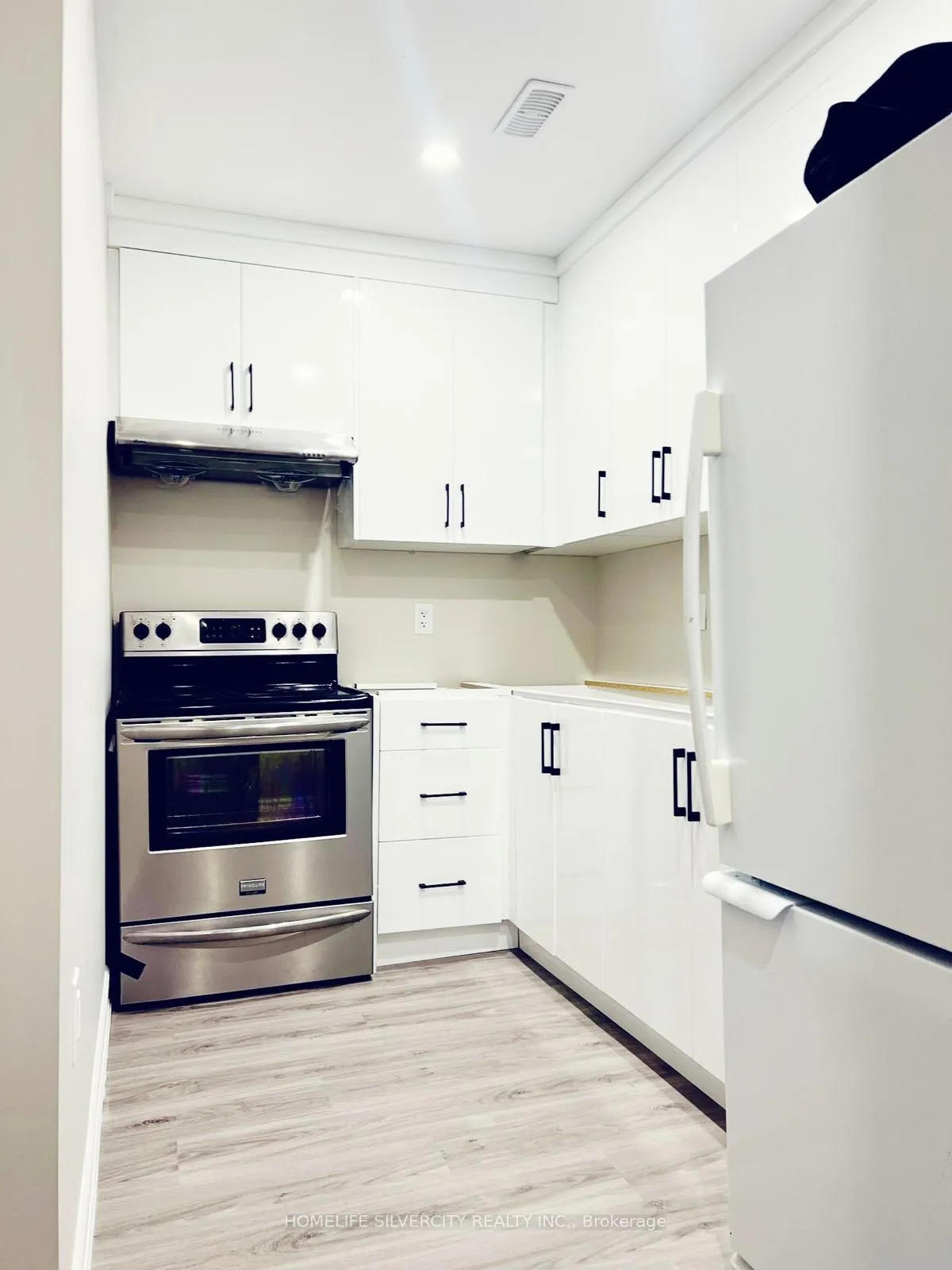 Photo 11 of 21 Ashford Court, Brampton, Brampton North — HOMEH