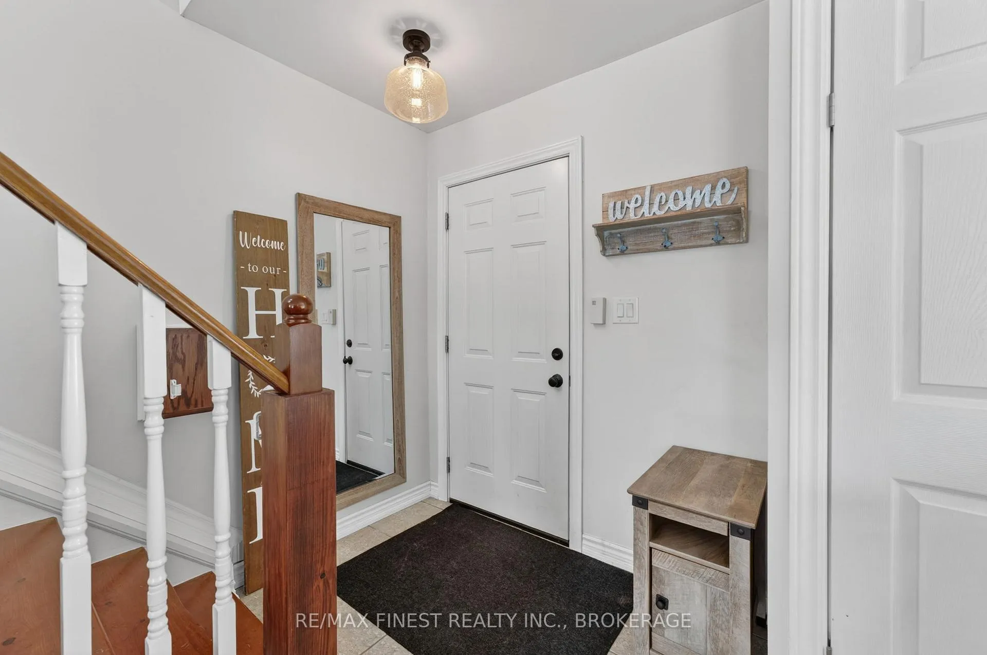Photo 3 of 907 Warburton Crescent, Kingston, East Gardiners Rd — HOMEH