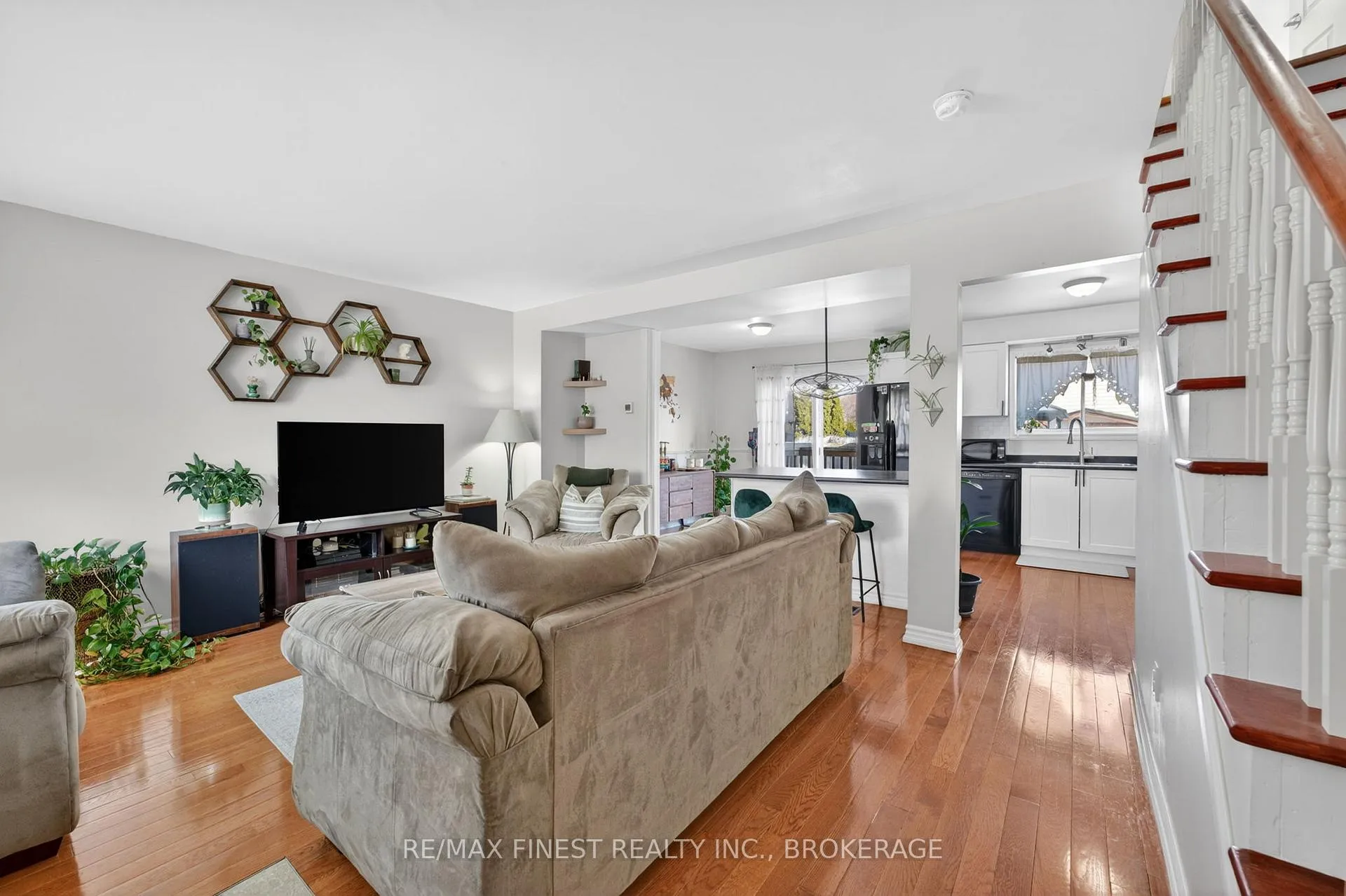 Photo 4 of 907 Warburton Crescent, Kingston, East Gardiners Rd — HOMEH