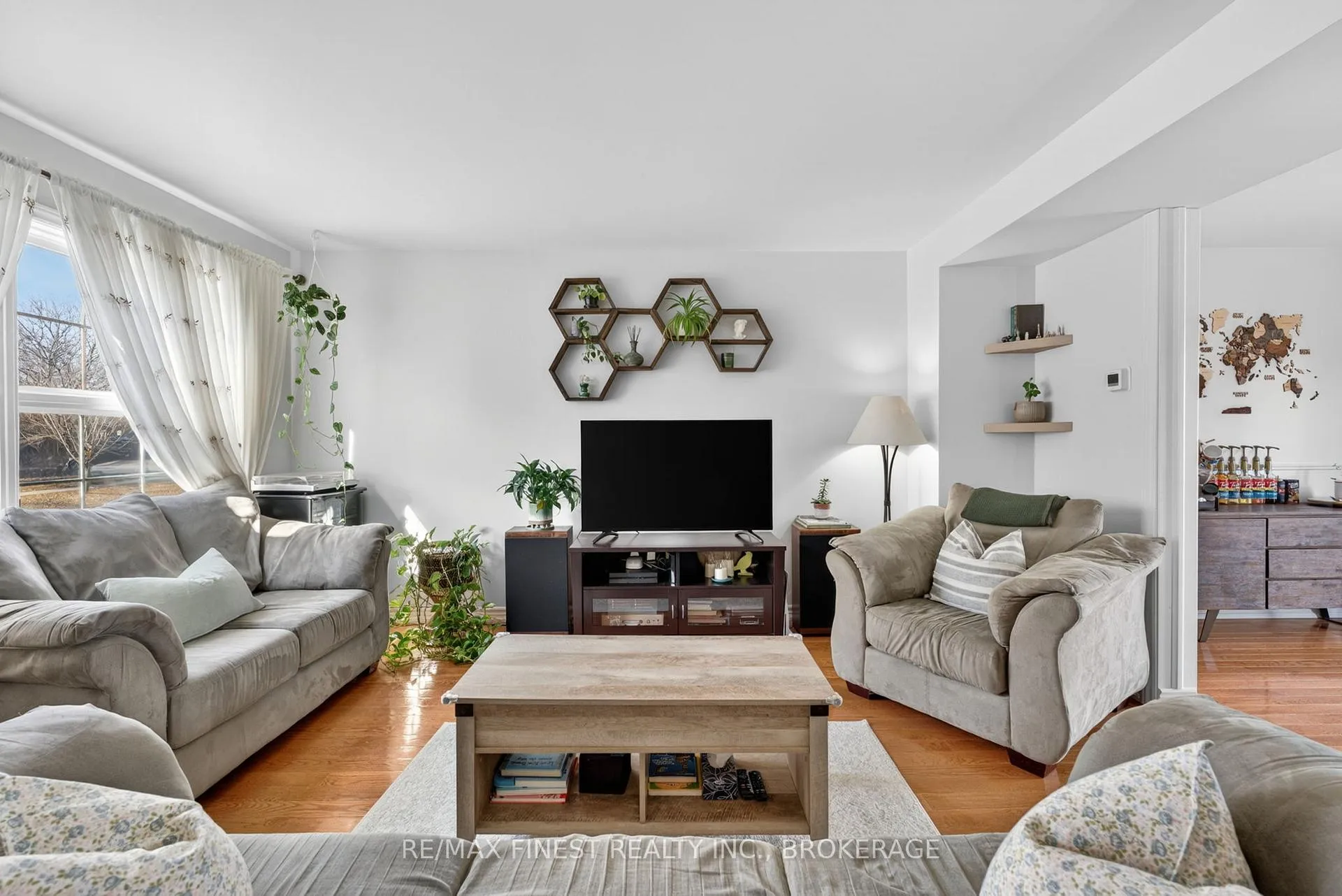 Photo 5 of 907 Warburton Crescent, Kingston, East Gardiners Rd — HOMEH