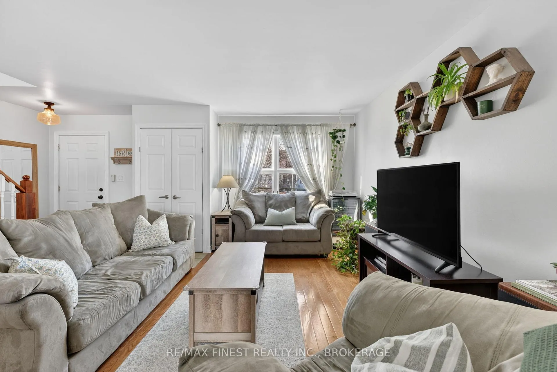 Photo 6 of 907 Warburton Crescent, Kingston, East Gardiners Rd — HOMEH