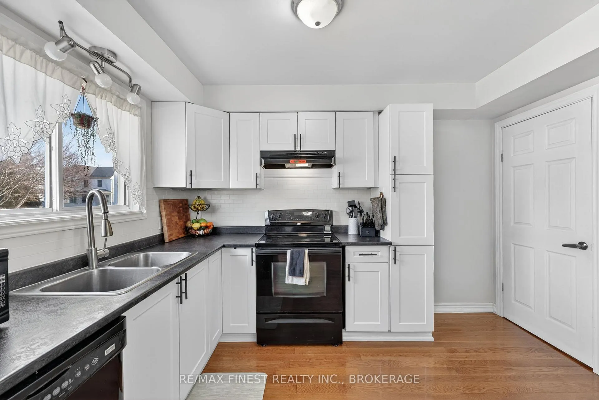 Photo 8 of 907 Warburton Crescent, Kingston, East Gardiners Rd — HOMEH