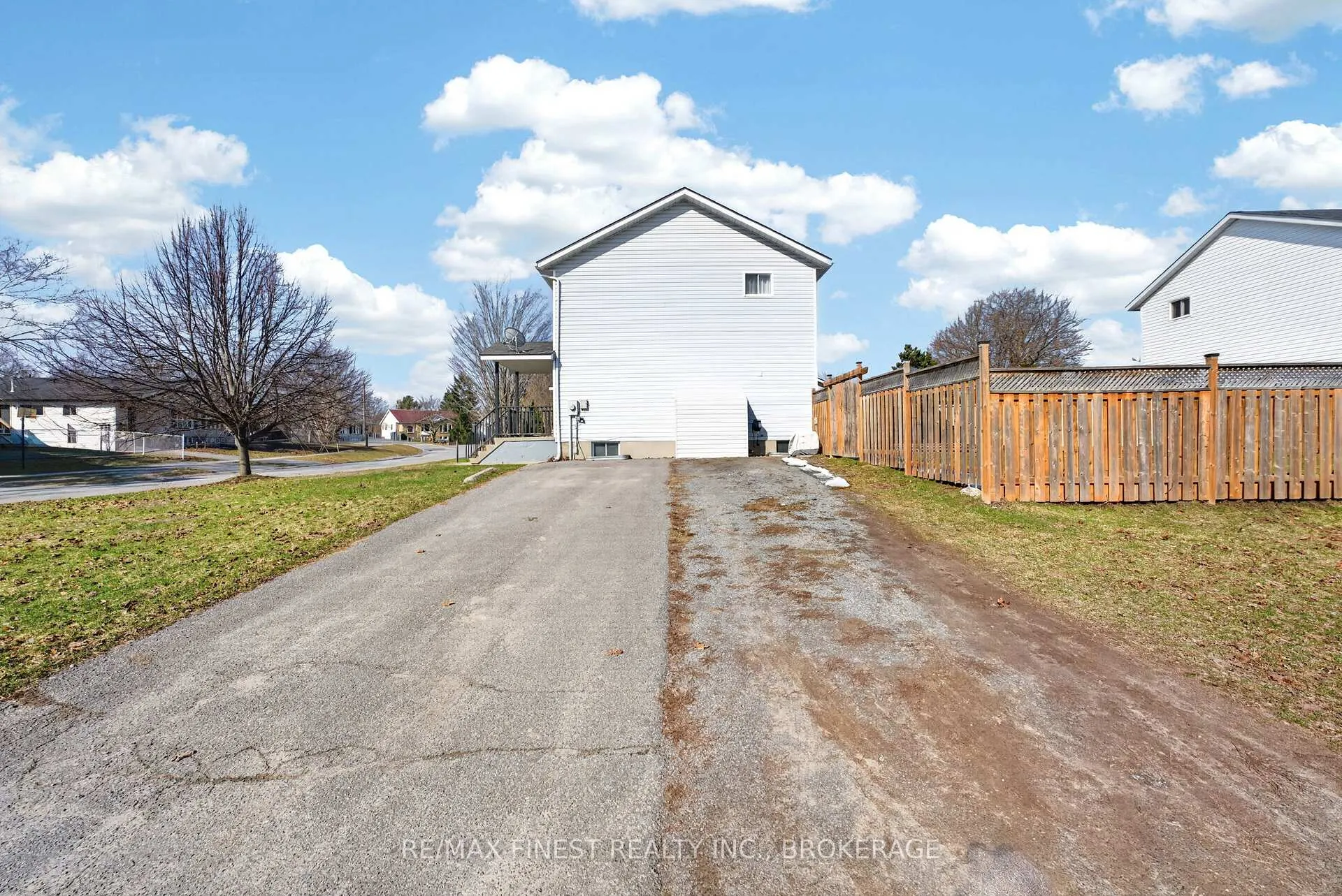 Photo 28 of 907 Warburton Crescent, Kingston, East Gardiners Rd — HOMEH