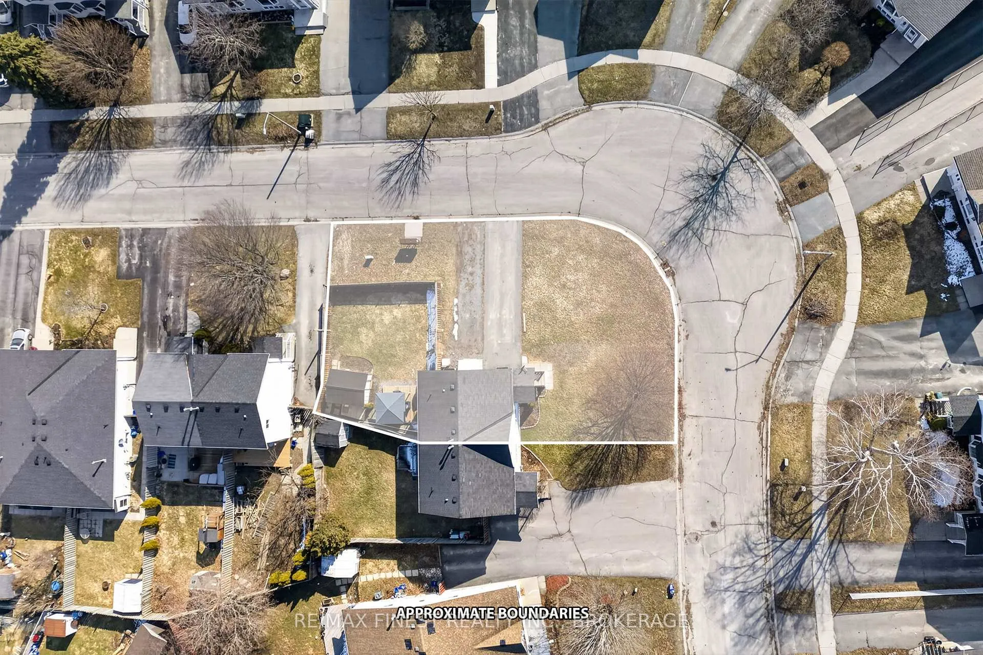 Photo 32 of 907 Warburton Crescent, Kingston, East Gardiners Rd — HOMEH