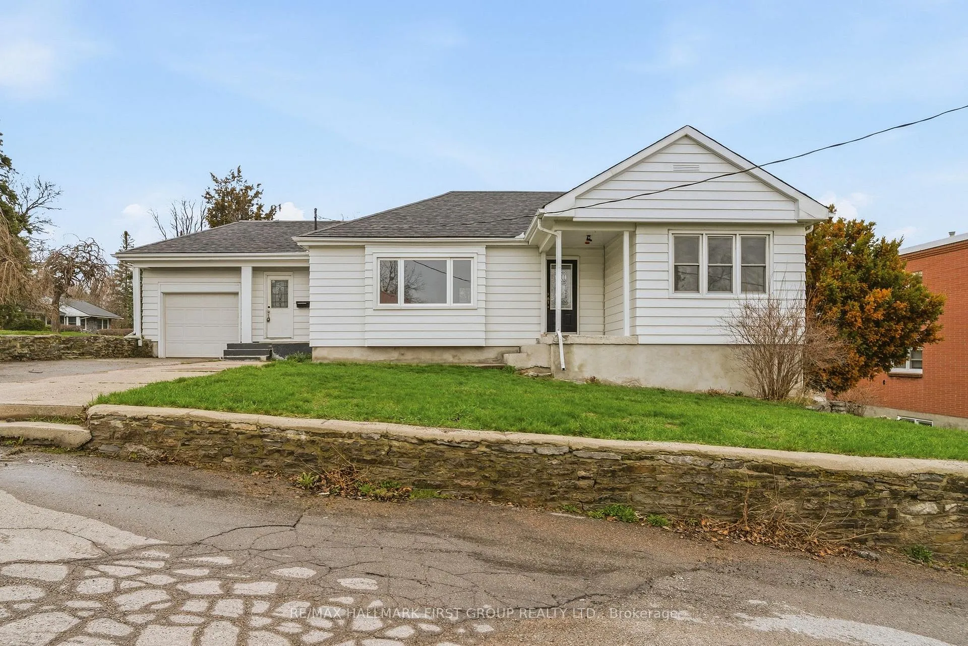 Photo 2 of 16 Sutcliffe Boulevard, Quinte West, Trenton Ward — HOMEH