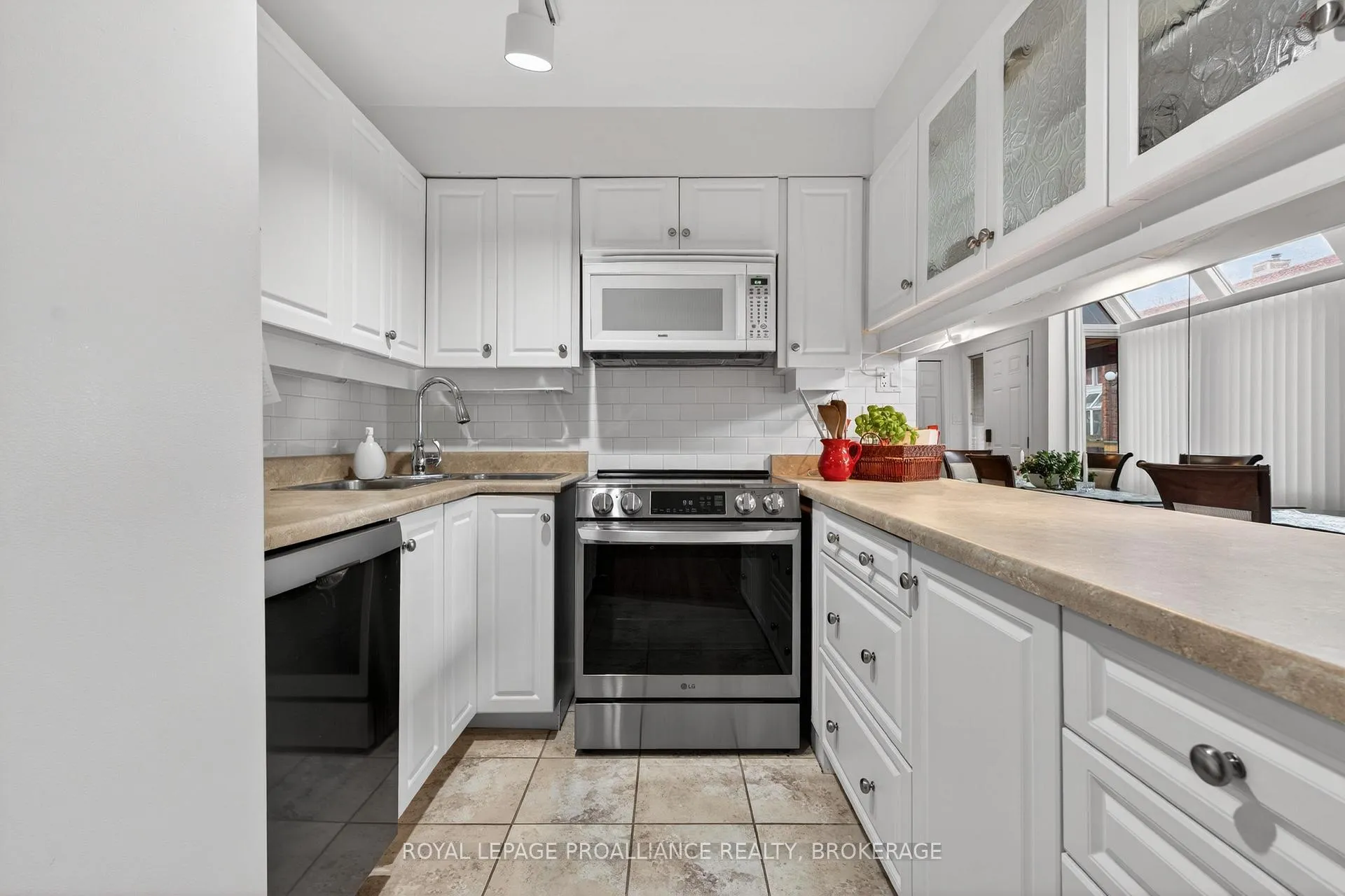 Photo 8 of Unit 22, 1 Place D'armes, Kingston, East of Sir John A. Blvd — HOMEH