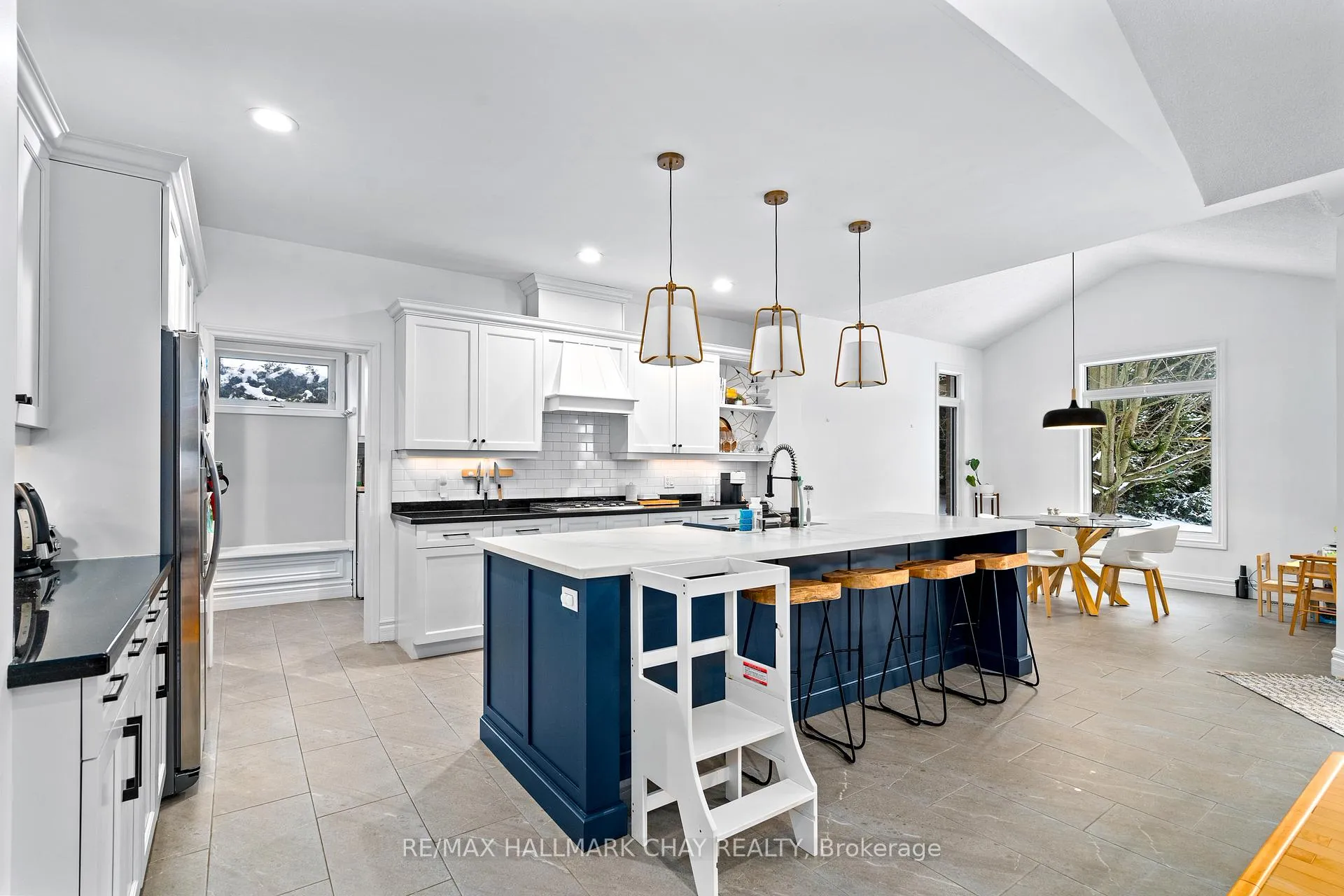 Photo 14 of 3 Forest Hill Drive, Springwater, Midhurst — HOMEH