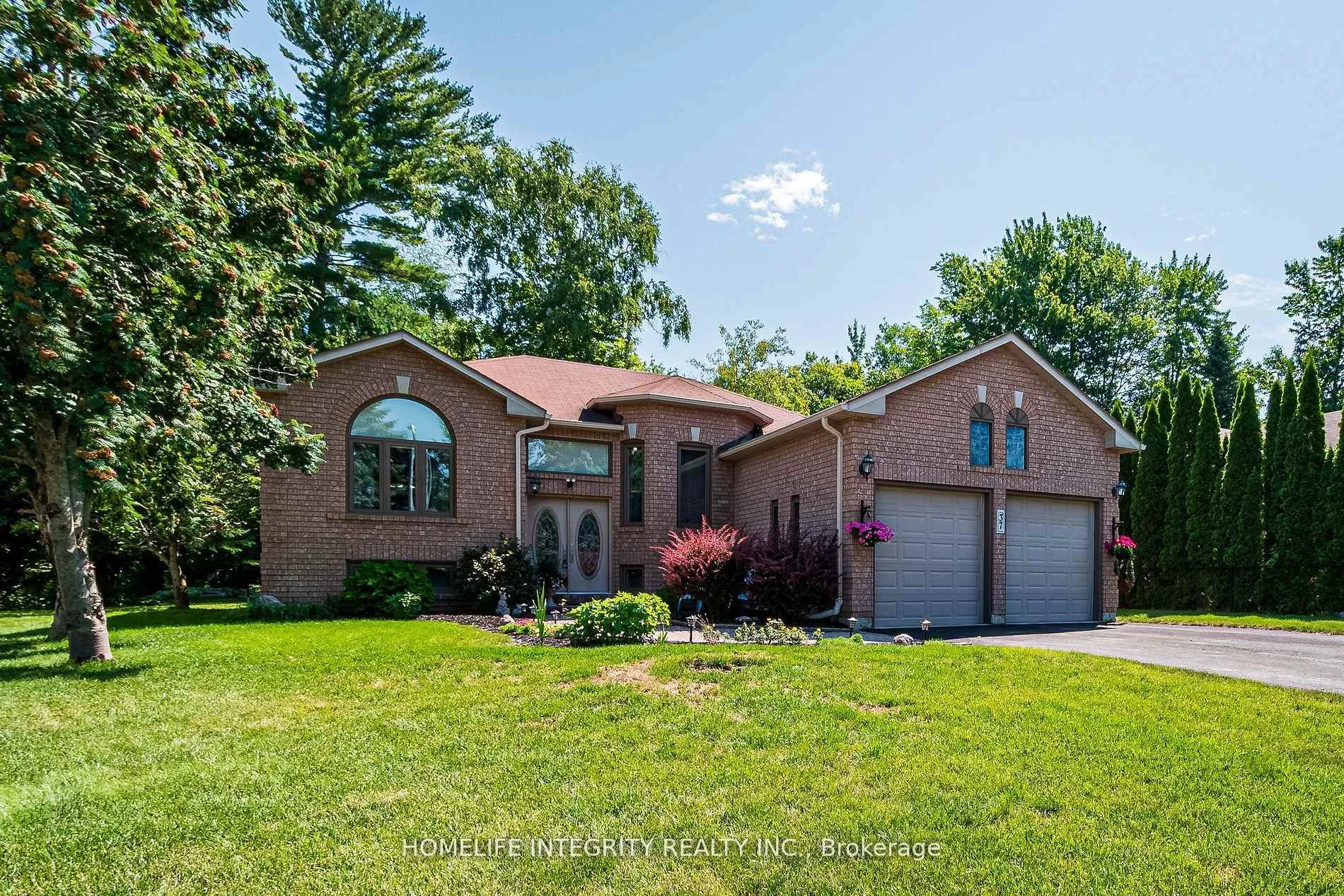 Photo 2 of 37 Brouwer Crescent, Wasaga Beach — HOMEH