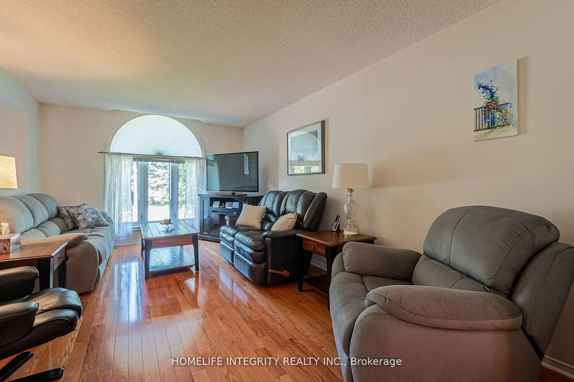 Photo 10 of 37 Brouwer Crescent, Wasaga Beach — HOMEH