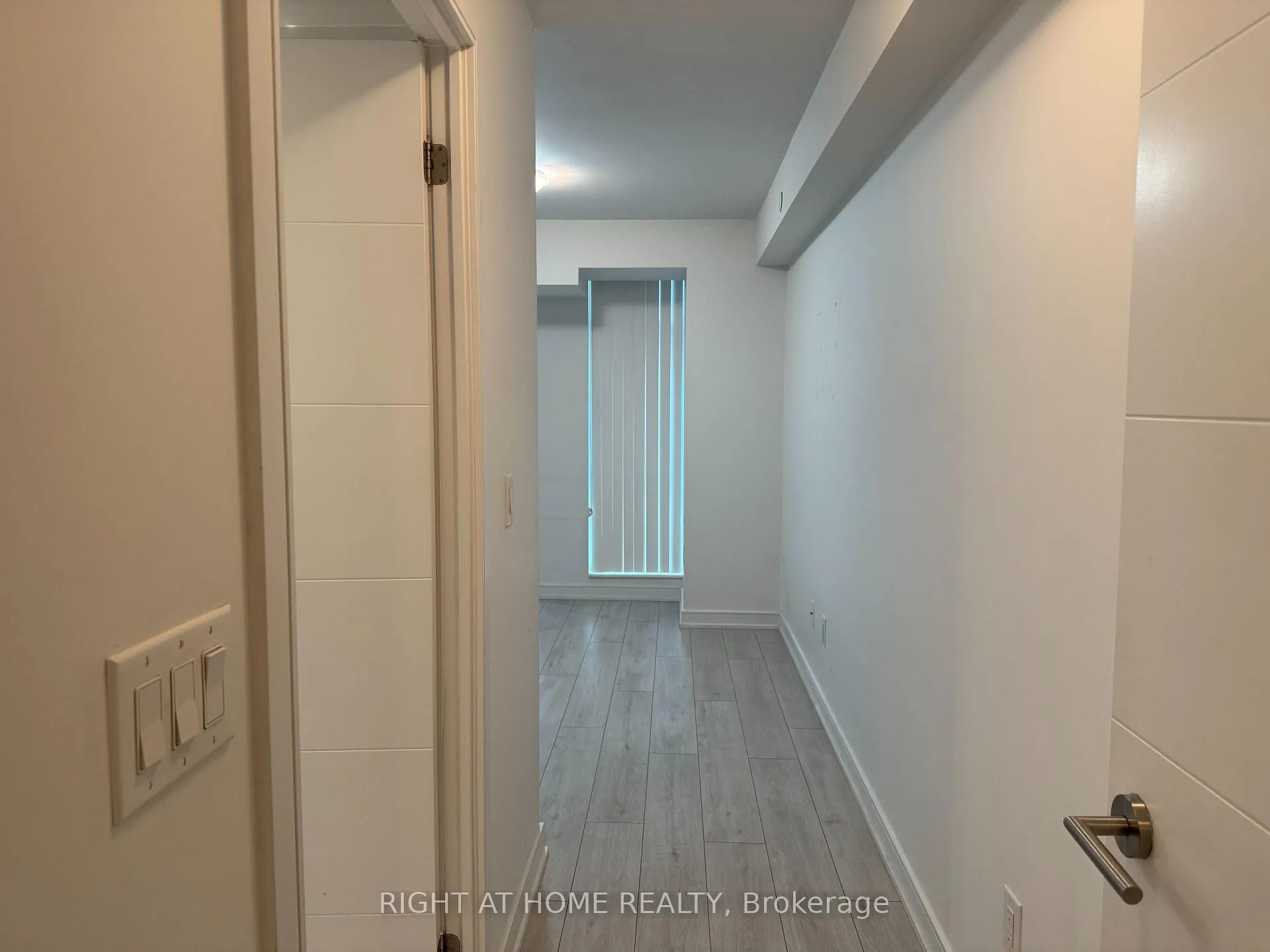 Front of Unit 533, 525 Adelaide Street W