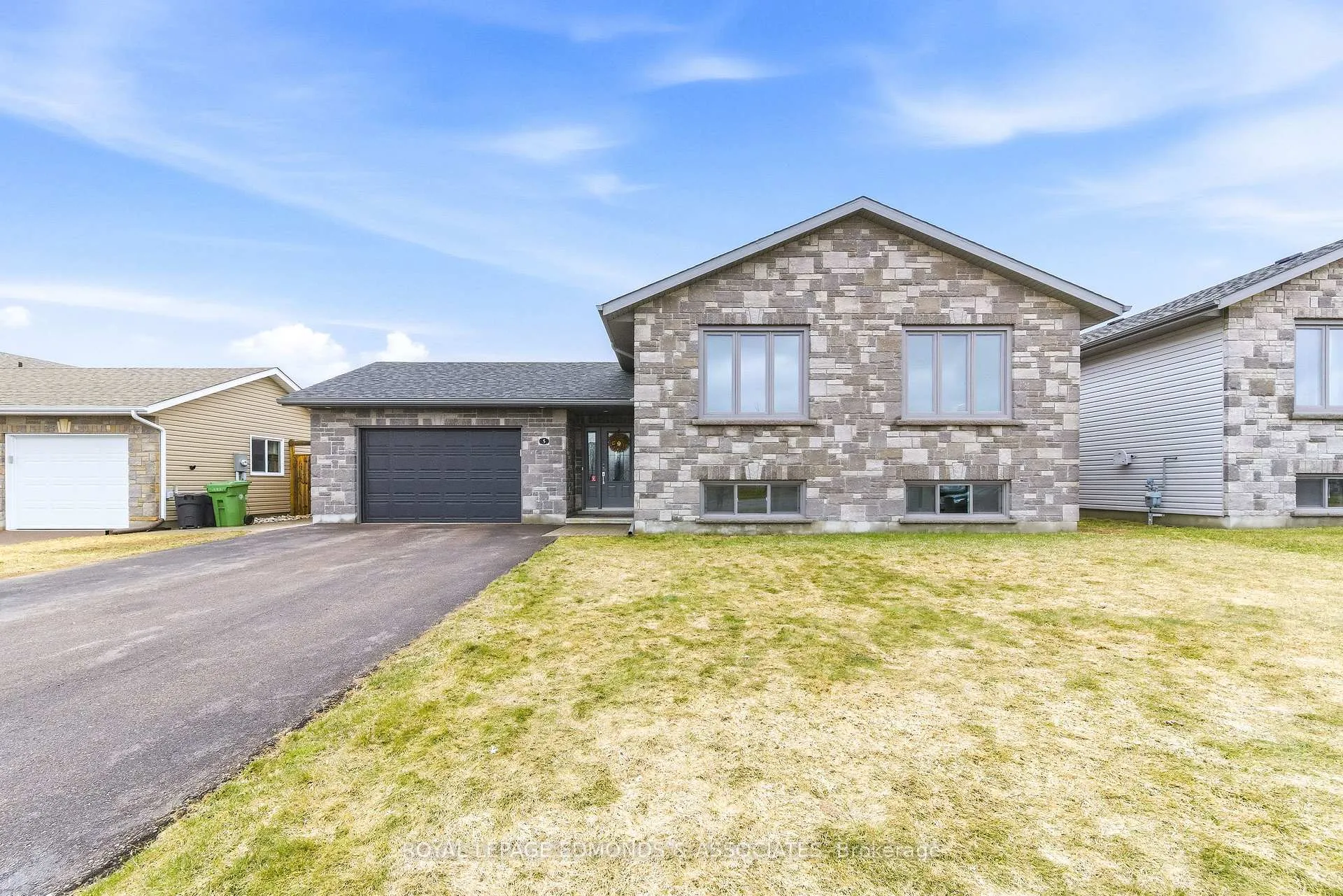 Photo 3 of 5 Nile Street, Petawawa — HOMEH