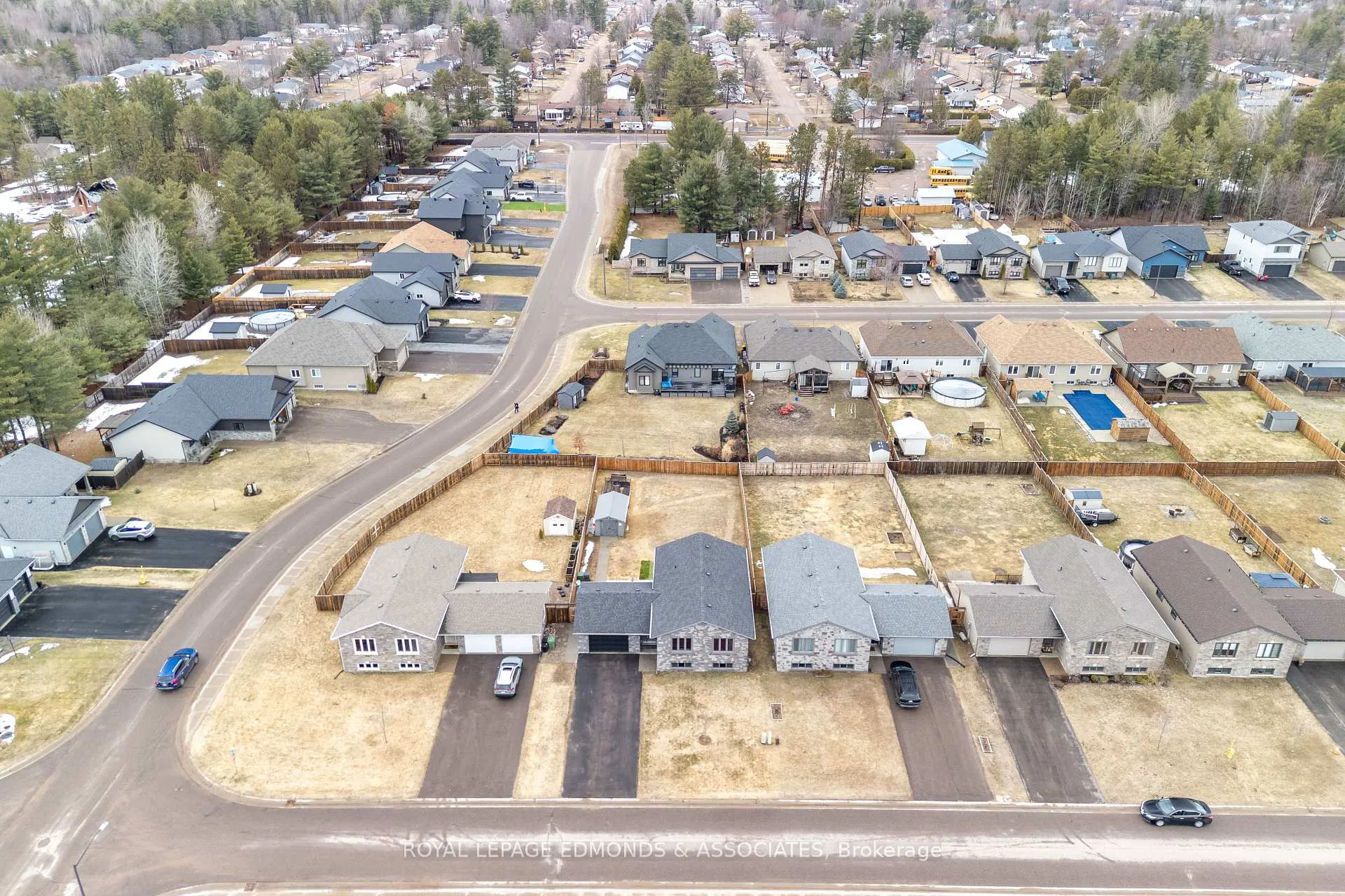 Photo 48 of 5 Nile Street, Petawawa — HOMEH