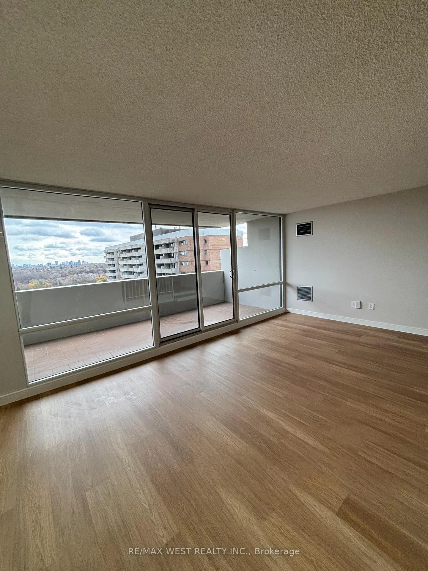 Photo 10 of Unit 1908, 260 Scarlett Road, Toronto, Rockcliffe-Smythe — HOMEH