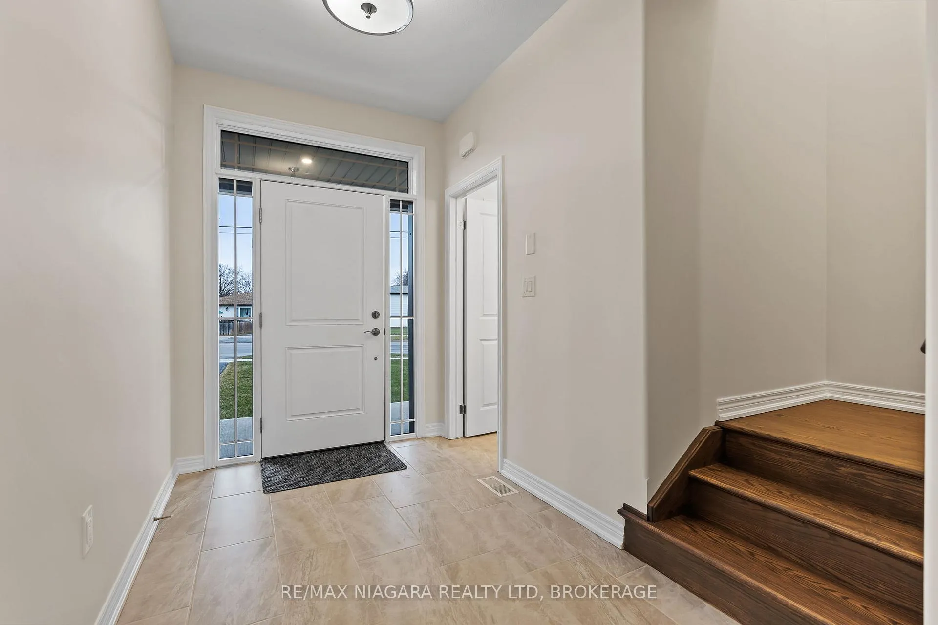 Photo 2 of Unit B, 427 Vine Street, St. Catharines, Vine/Linwell — HOMEH