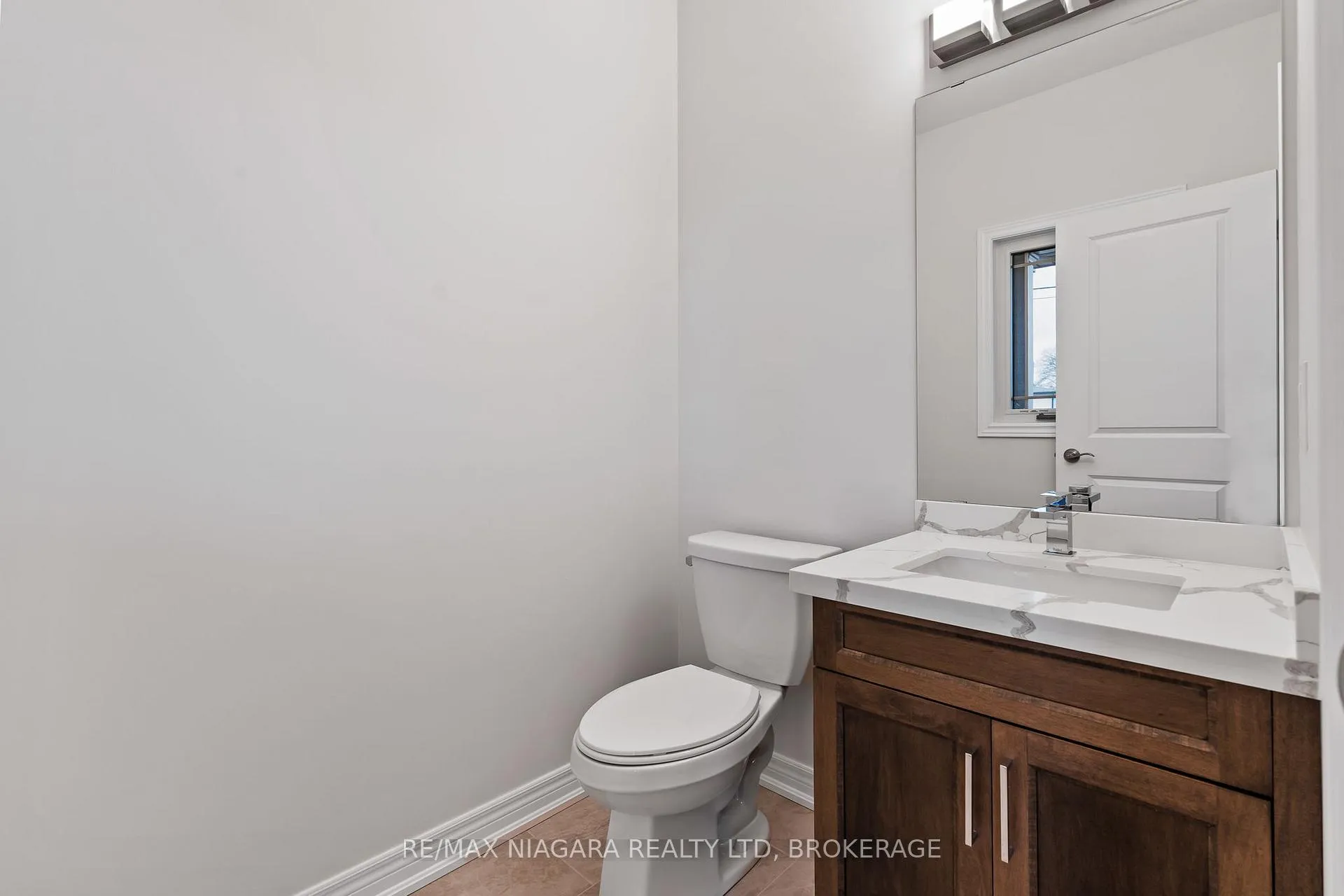 Photo 3 of Unit B, 427 Vine Street, St. Catharines, Vine/Linwell — HOMEH