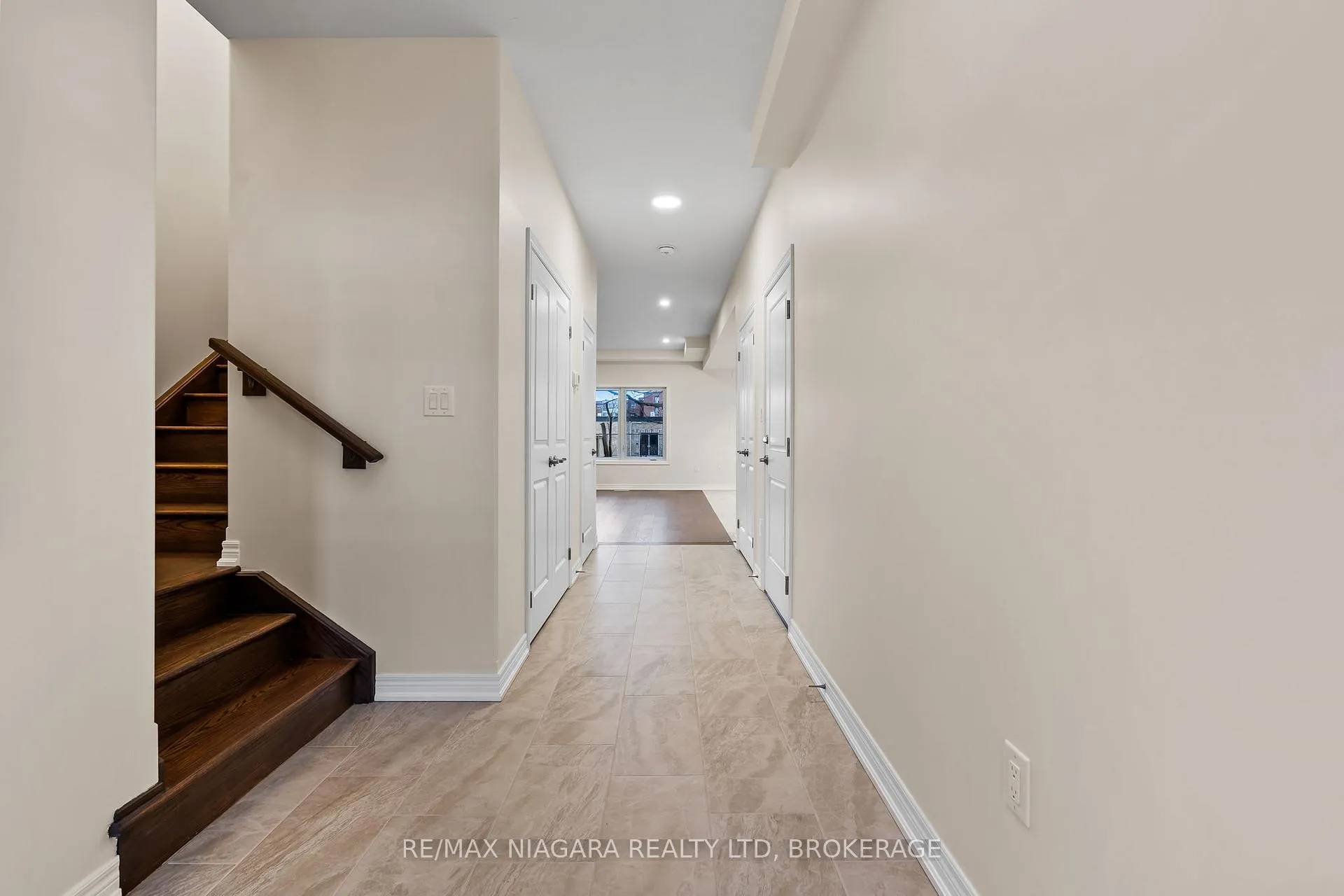 Photo 4 of Unit B, 427 Vine Street, St. Catharines, Vine/Linwell — HOMEH