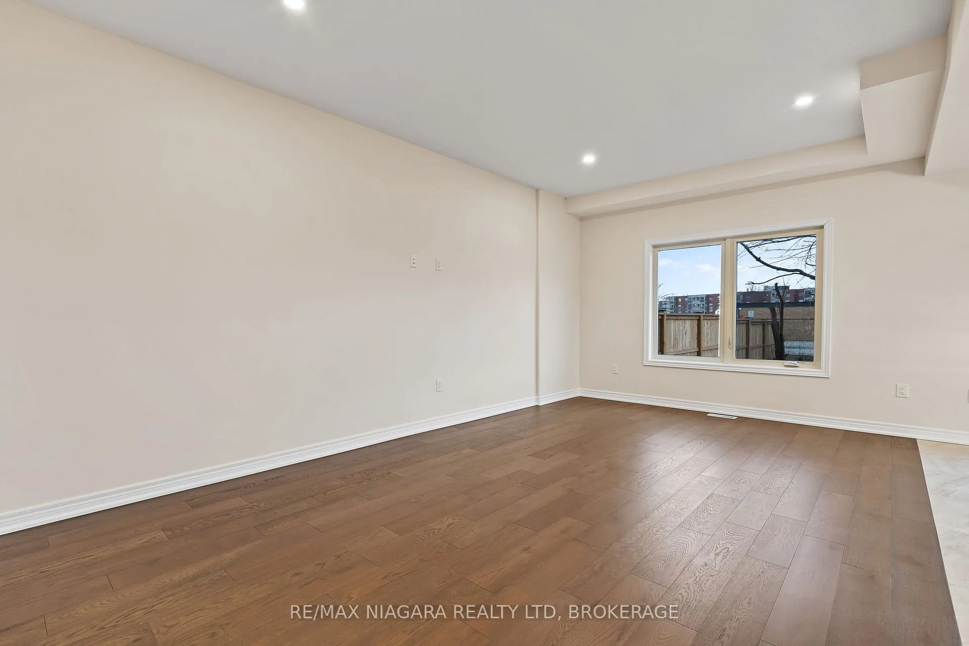 Photo 5 of Unit B, 427 Vine Street, St. Catharines, Vine/Linwell — HOMEH