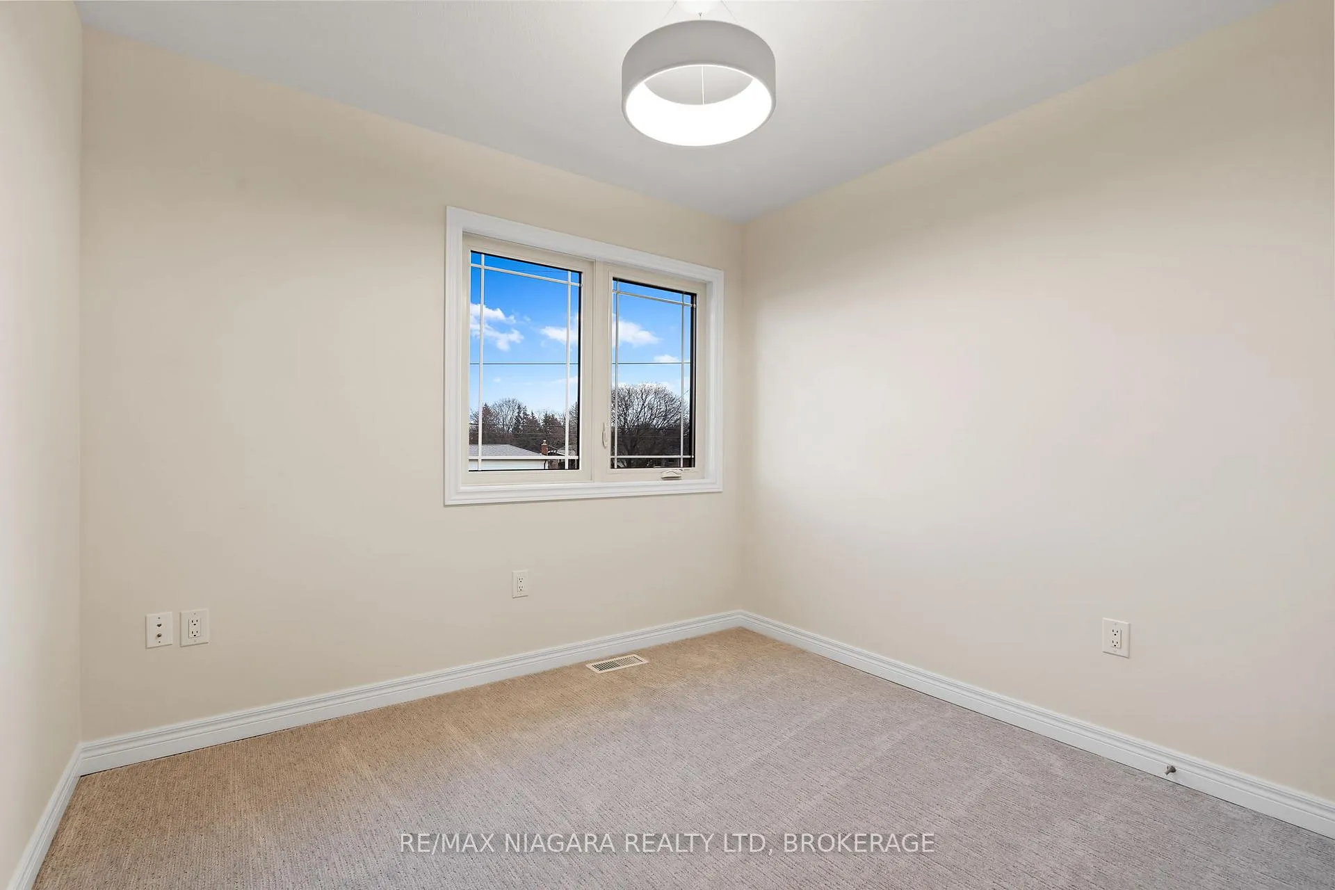 Photo 11 of Unit B, 427 Vine Street, St. Catharines, Vine/Linwell — HOMEH