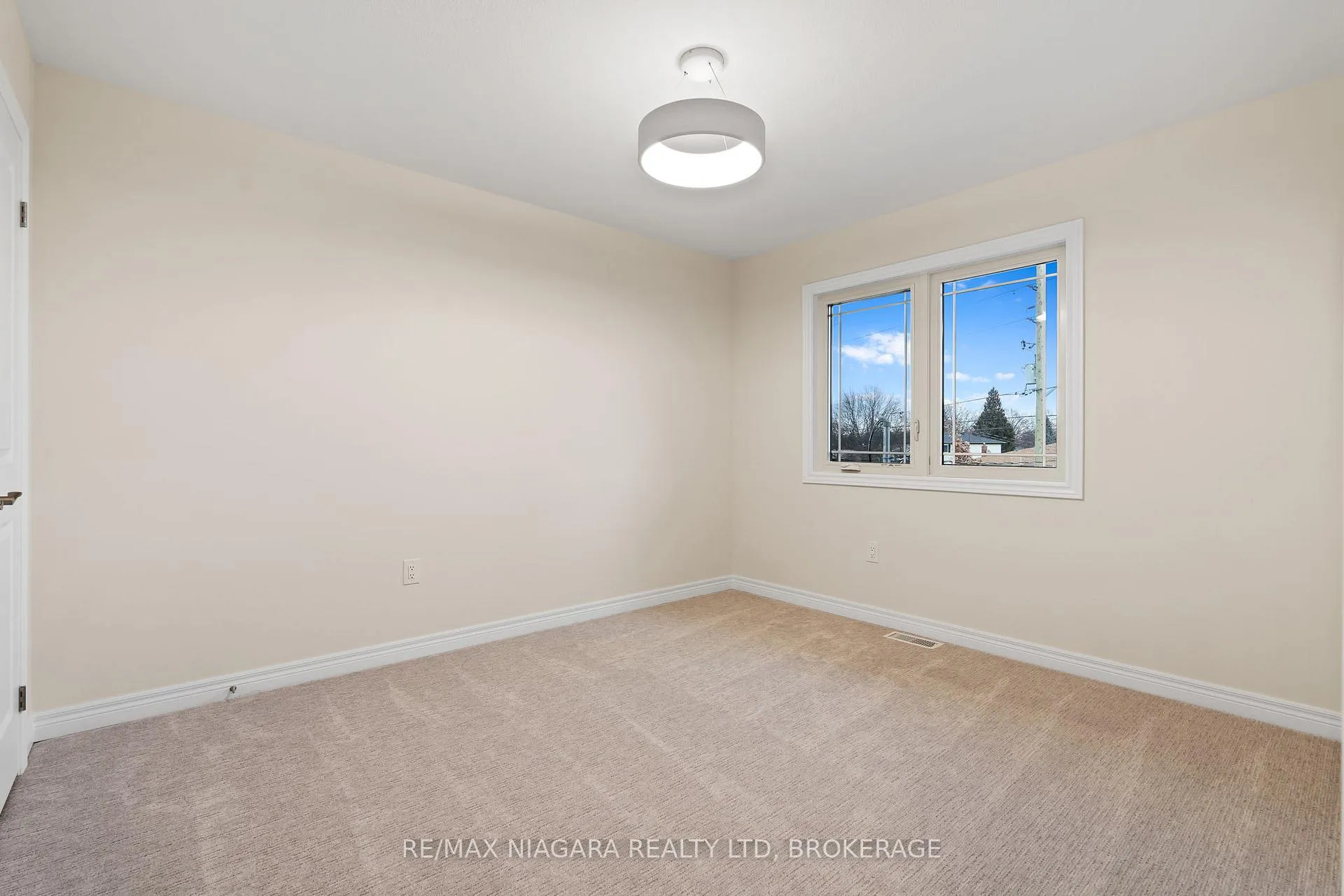 Photo 12 of Unit B, 427 Vine Street, St. Catharines, Vine/Linwell — HOMEH