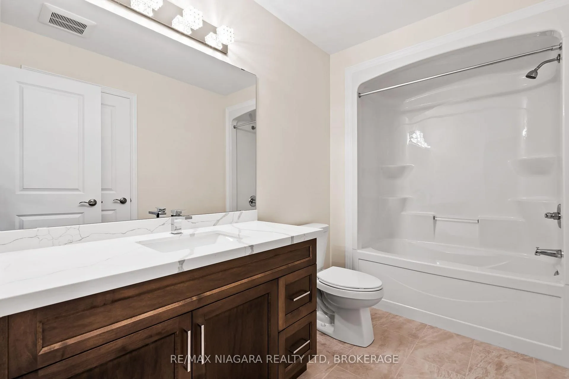 Photo 13 of Unit B, 427 Vine Street, St. Catharines, Vine/Linwell — HOMEH