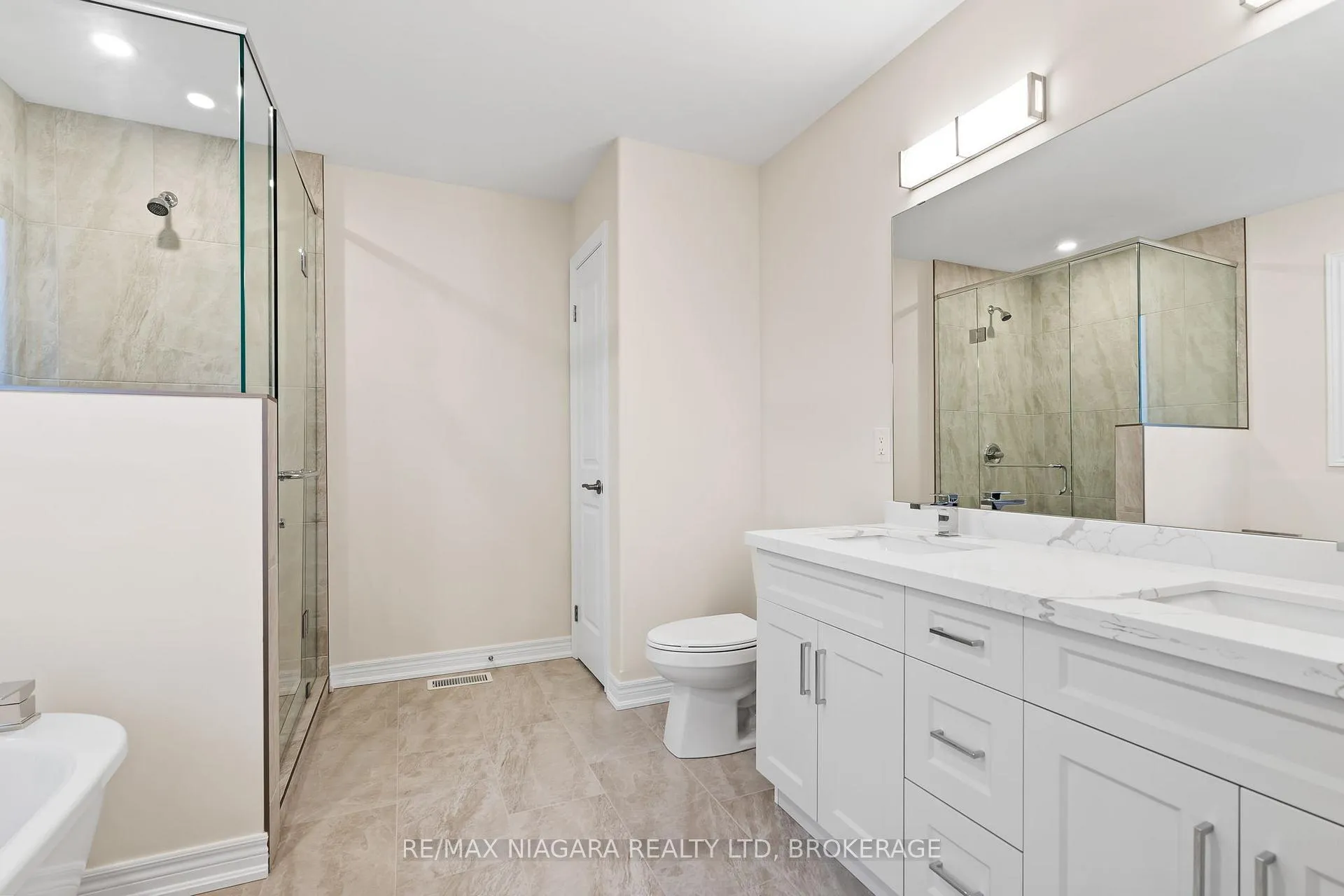 Photo 17 of Unit B, 427 Vine Street, St. Catharines, Vine/Linwell — HOMEH