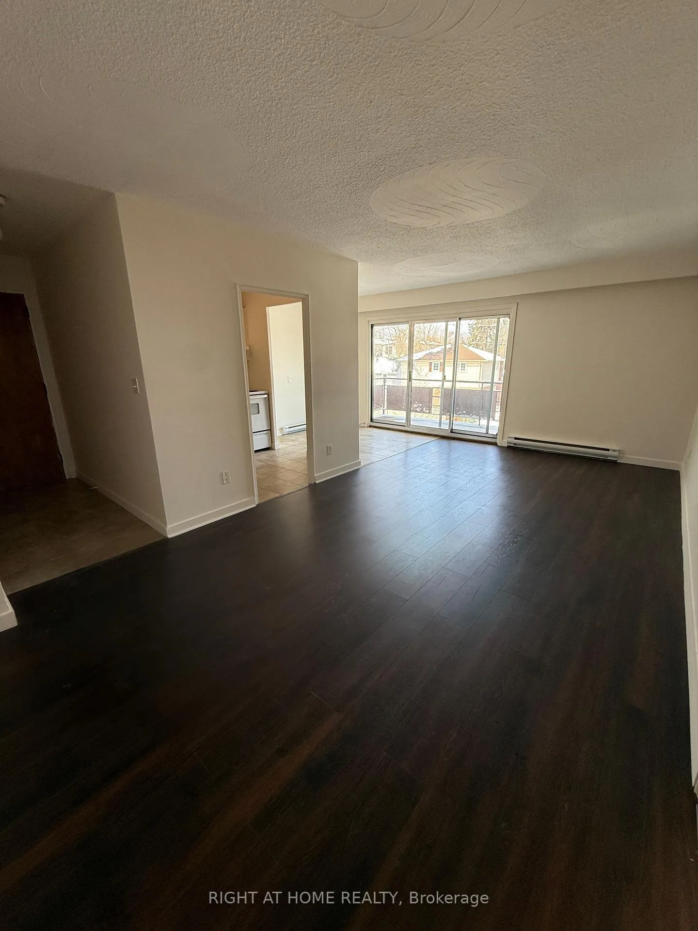 Photo 4 of Unit 9, 346 Elgin Court, Oshawa, McLaughlin — HOMEH