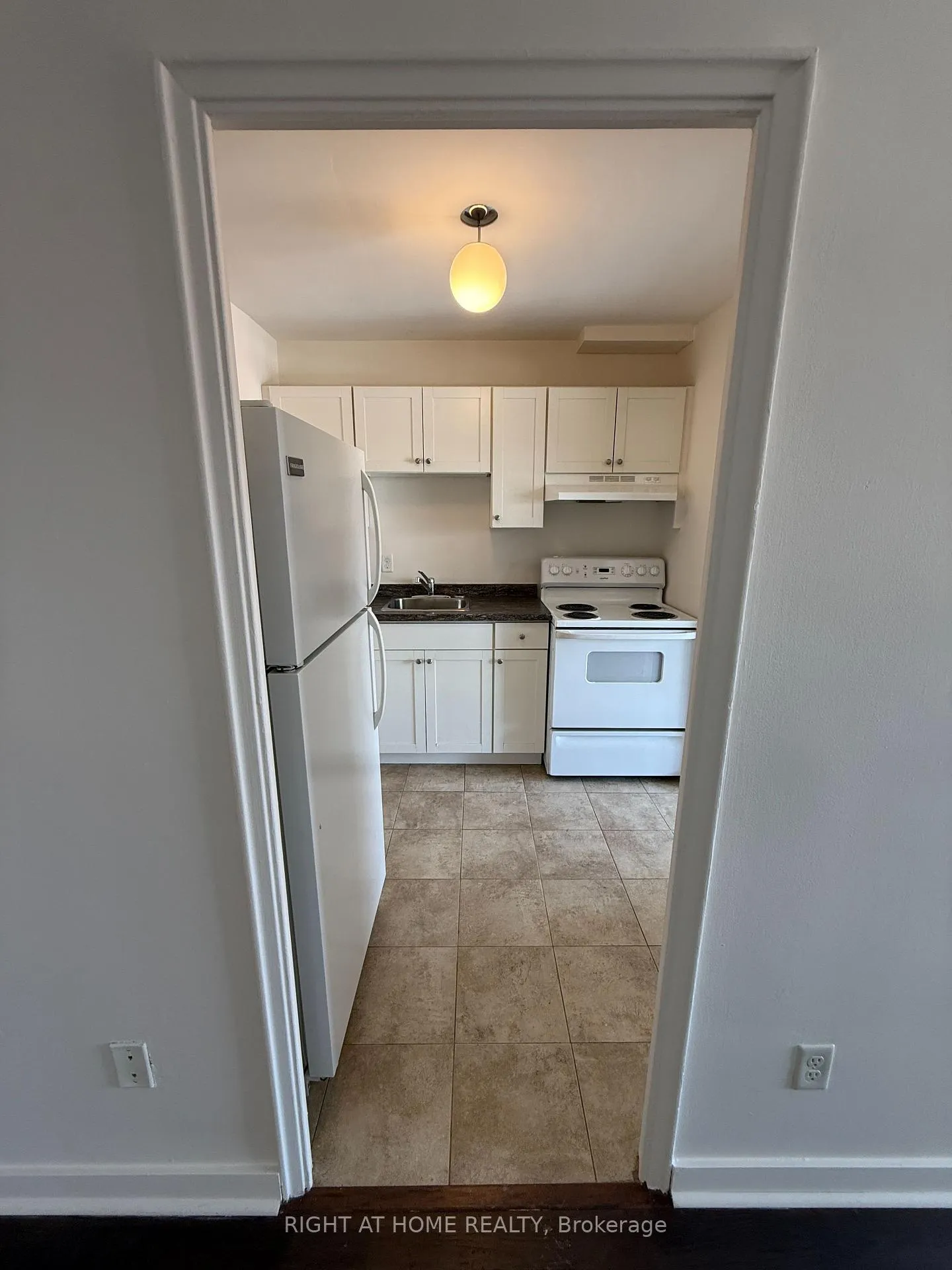 Photo 3 of Unit 9, 346 Elgin Court, Oshawa, McLaughlin — HOMEH