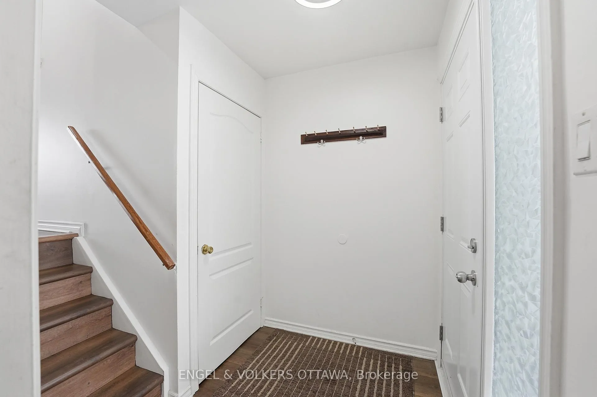Photo 2 of 34 Alison Korn Private, Ottawa, Bells Corners — HOMEH