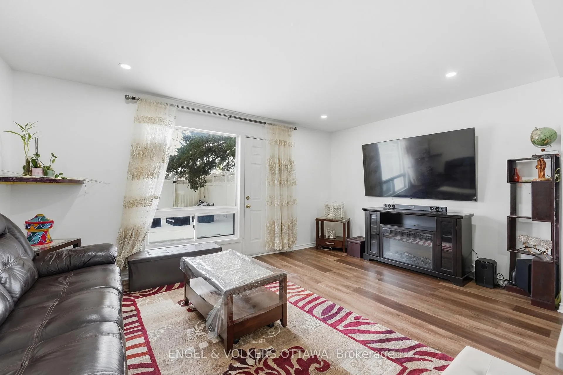 Photo 13 of 34 Alison Korn Private, Ottawa, Bells Corners — HOMEH