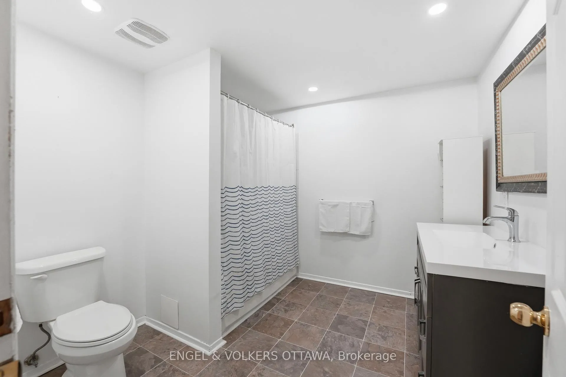 Photo 21 of 34 Alison Korn Private, Ottawa, Bells Corners — HOMEH