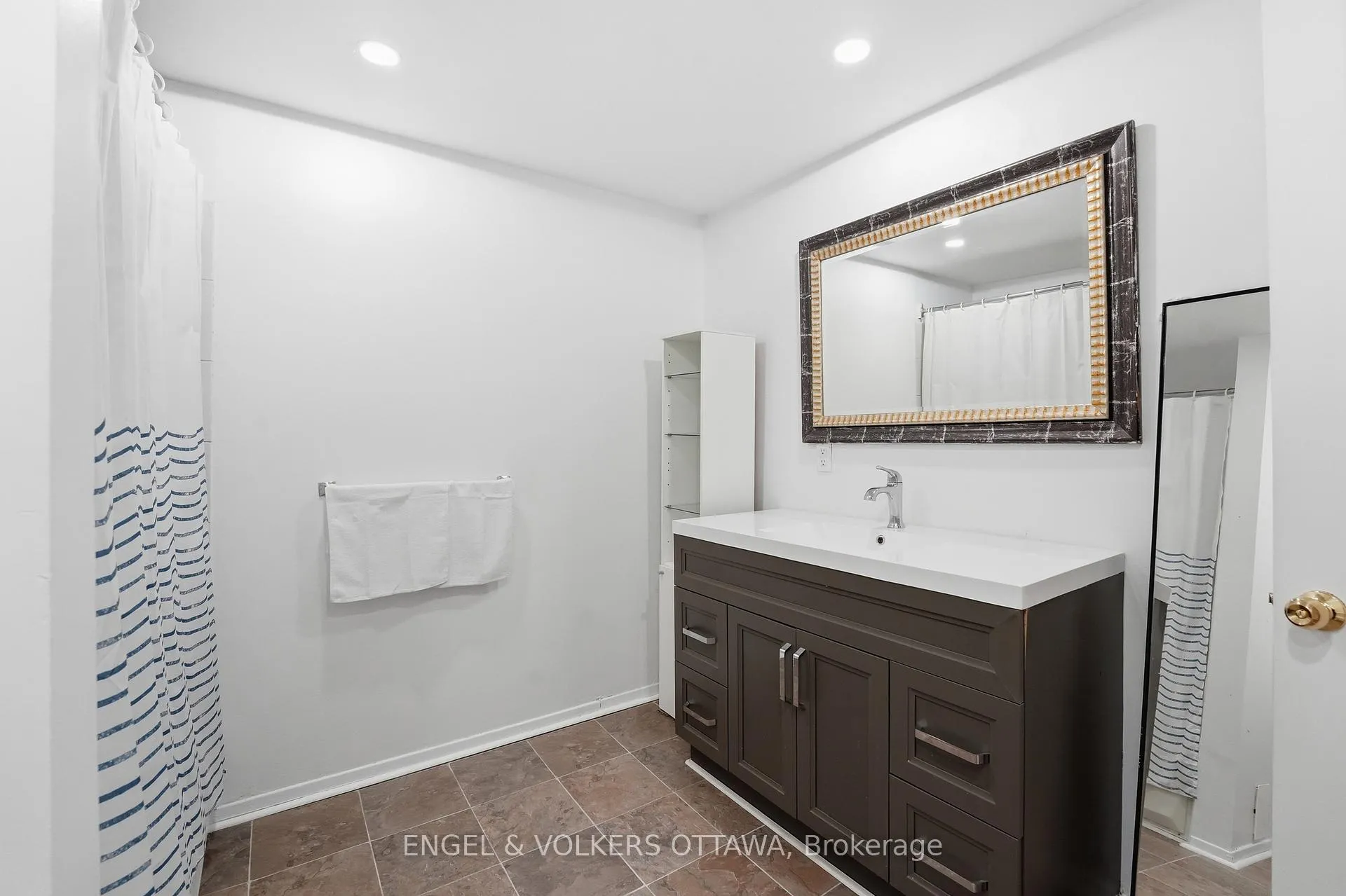 Photo 22 of 34 Alison Korn Private, Ottawa, Bells Corners — HOMEH