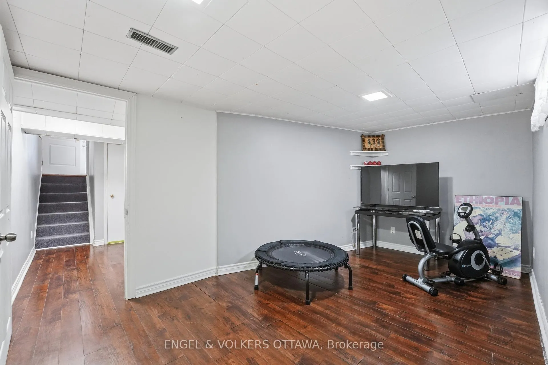 Photo 27 of 34 Alison Korn Private, Ottawa, Bells Corners — HOMEH
